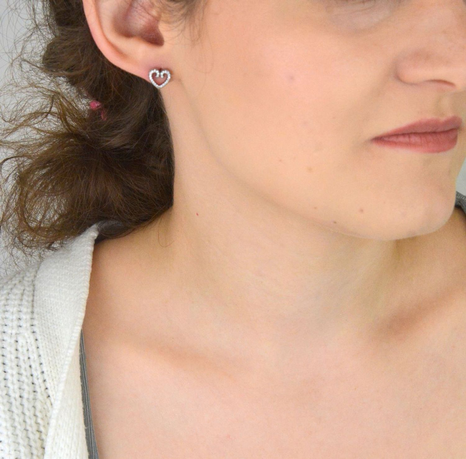 Delikatne kolczyki damskie srebrne 925 – serduszka z cyrkoniami, model DIA-KLC-6909-925. Zapięcie na sztyft, waga 1,60 g, wielkość 1,0 cm. Eleganckie i romantyczne – idealne na prezent!1.jpg