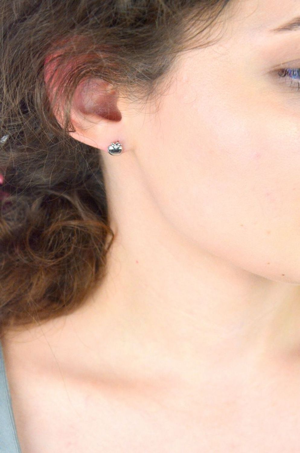 Urocze kolczyki dziecięce srebrne próba 925 w kształcie jabłuszek. Waga 0,90 g, wielkość 7 mm, zapięcie na sztyft. Model DIA-KLC-6911-925 – idealne dla najmłodszych.1.jpg