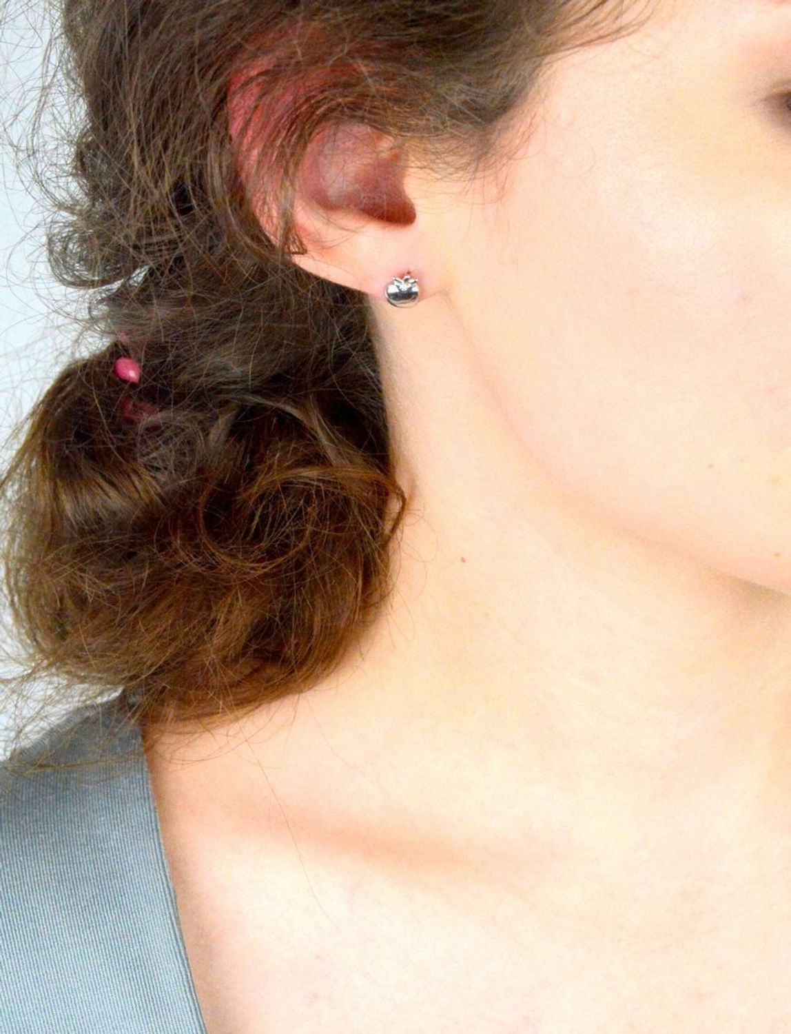 Urocze kolczyki dziecięce srebrne próba 925 w kształcie jabłuszek. Waga 0,90 g, wielkość 7 mm, zapięcie na sztyft. Model DIA-KLC-6911-925 – idealne dla najmłodszych.1.jpg