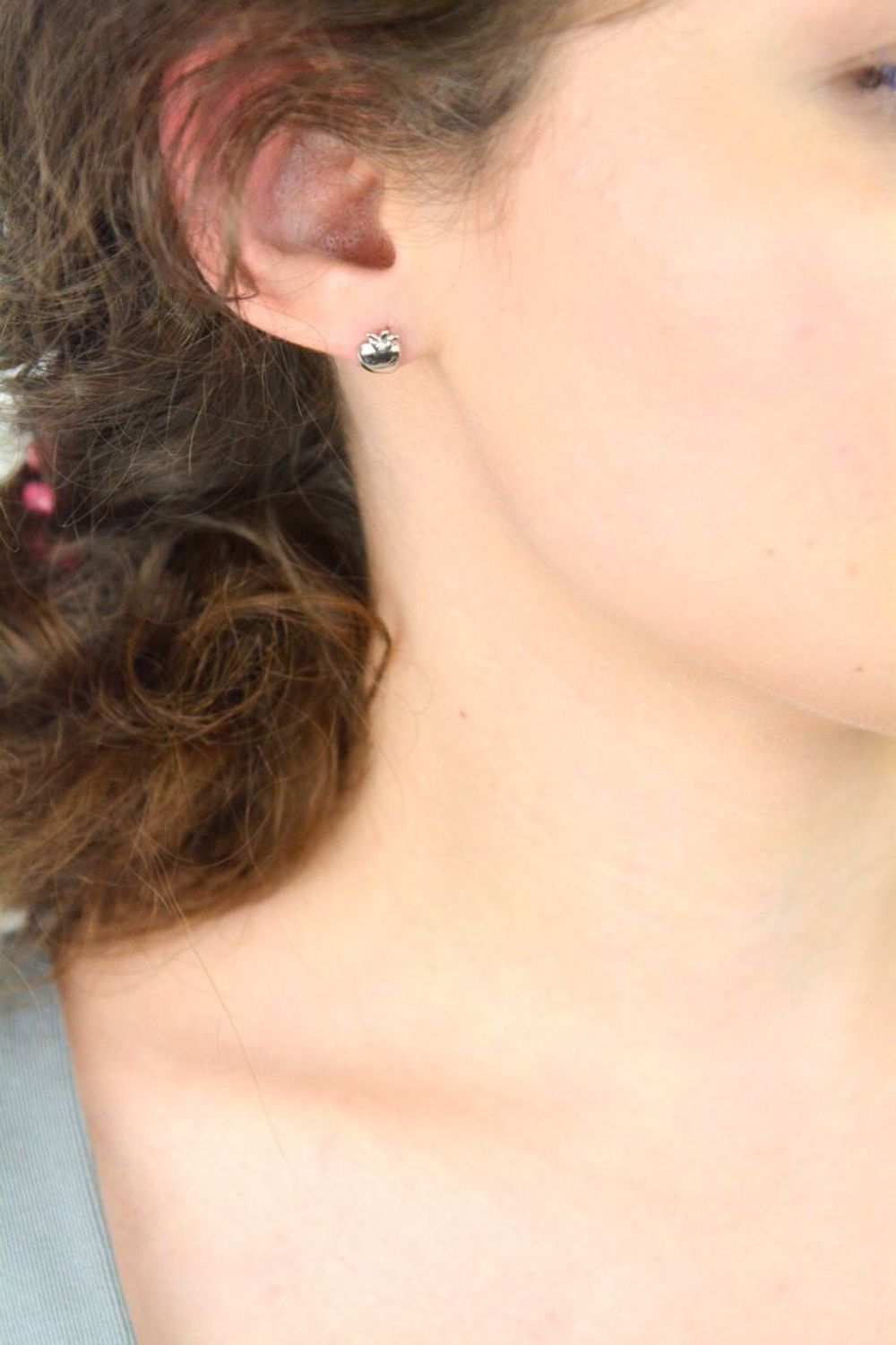 Urocze kolczyki dziecięce srebrne próba 925 w kształcie jabłuszek. Waga 0,90 g, wielkość 7 mm, zapięcie na sztyft. Model DIA-KLC-6911-925 – idealne dla najmłodszych.1.jpg