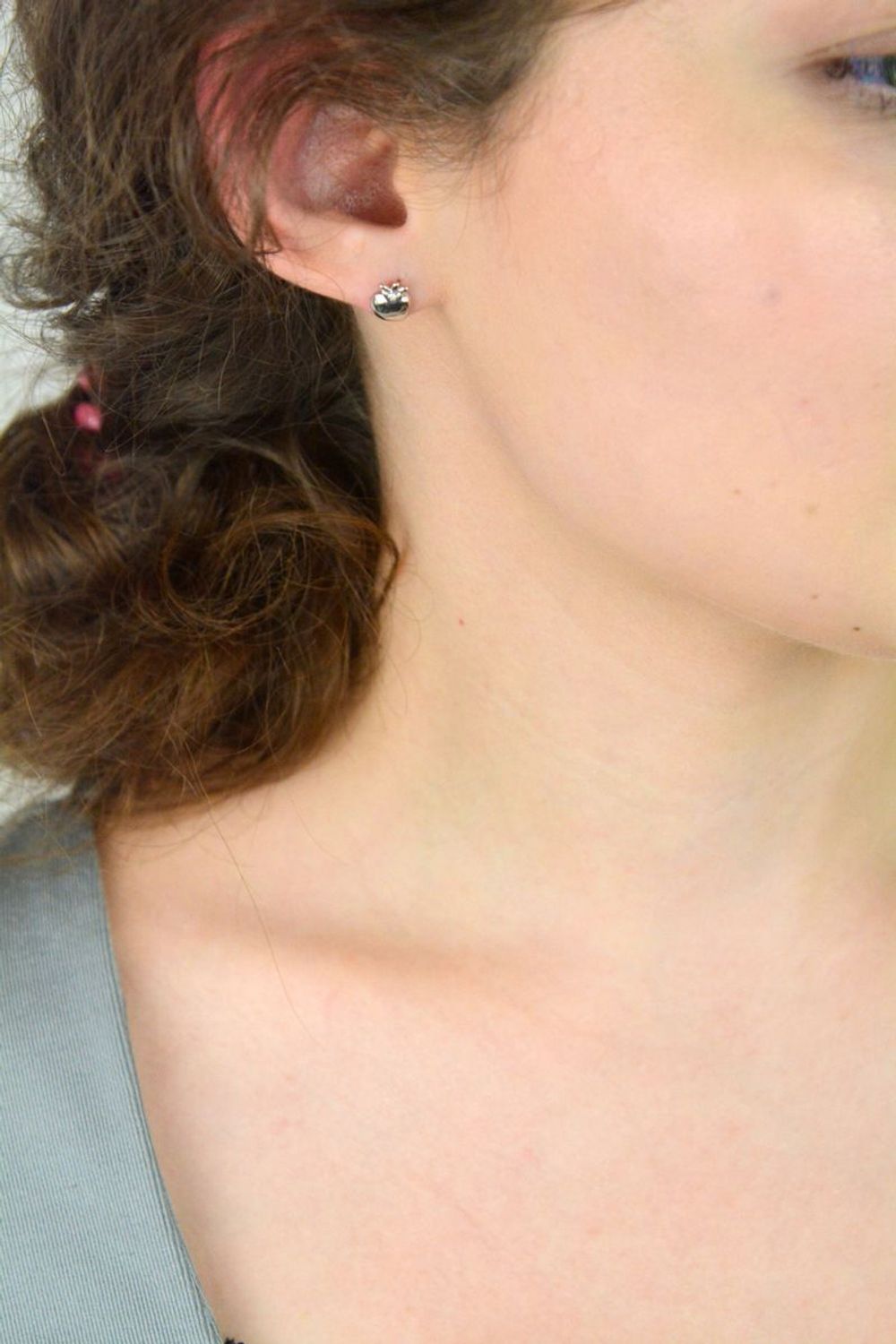 Urocze kolczyki dziecięce srebrne próba 925 w kształcie jabłuszek. Waga 0,90 g, wielkość 7 mm, zapięcie na sztyft. Model DIA-KLC-6911-925 – idealne dla najmłodszych.1.jpg