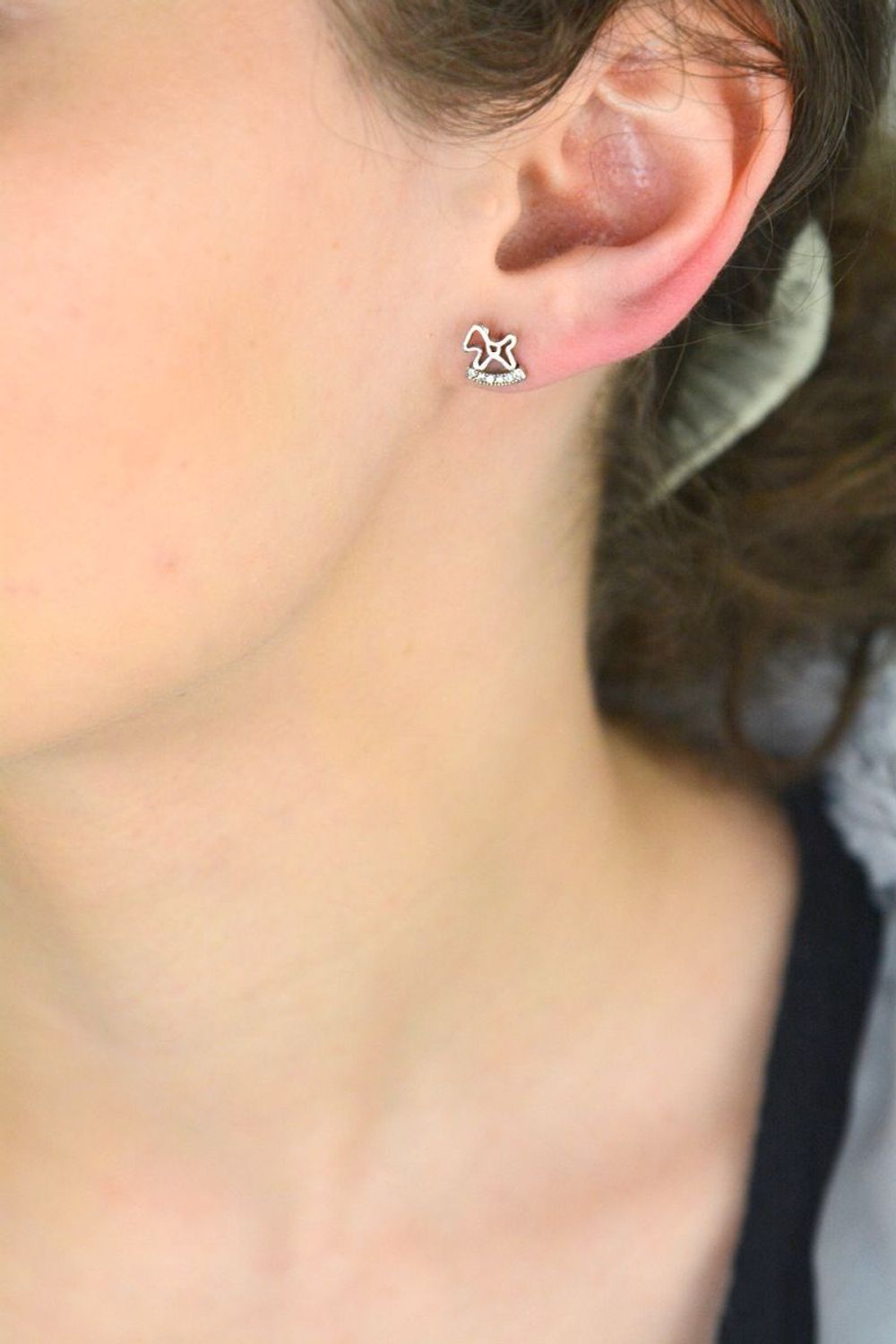 Kolczyki konik na biegunach srebrne próba 925, zdobiony cyrkoniami DIA-KLC-6913-925.jpg