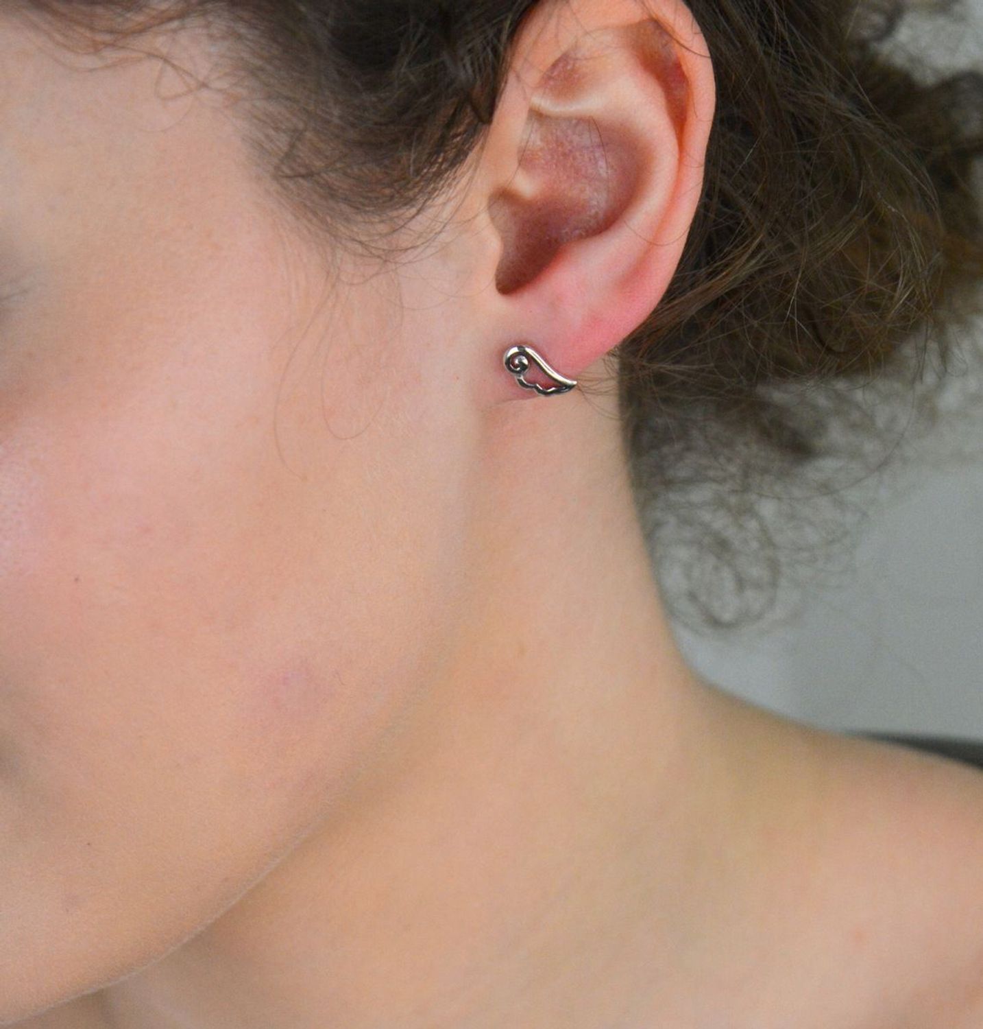 Kolczyki srebrne skrzydła próba 925, DIA-KLC-6916-925 Delikatne kolczyki w kształcie skrzydeł to subtelna biżuteria o wyjątkowym znaczeniu. Symbolizują wolność, ochronę i duchowe uniesienie1.jpg