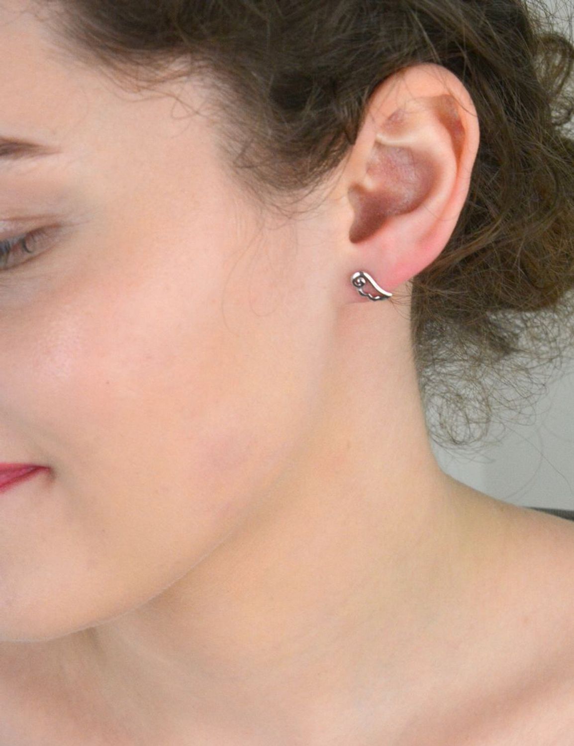 Kolczyki srebrne skrzydła próba 925, DIA-KLC-6916-925 Delikatne kolczyki w kształcie skrzydeł to subtelna biżuteria o wyjątkowym znaczeniu. Symbolizują wolność, ochronę i duchowe uniesienie1.jpg