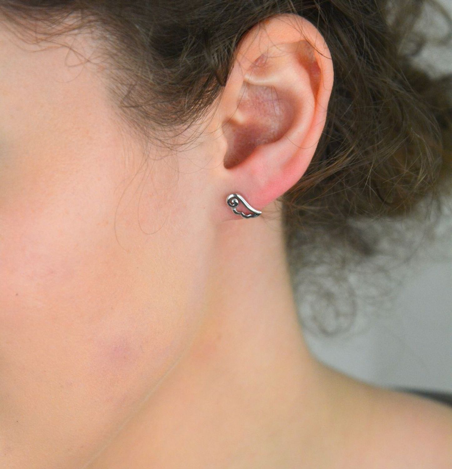 Kolczyki srebrne skrzydła próba 925, DIA-KLC-6916-925 Delikatne kolczyki w kształcie skrzydeł to subtelna biżuteria o wyjątkowym znaczeniu. Symbolizują wolność, ochronę i duchowe uniesienie1.jpg