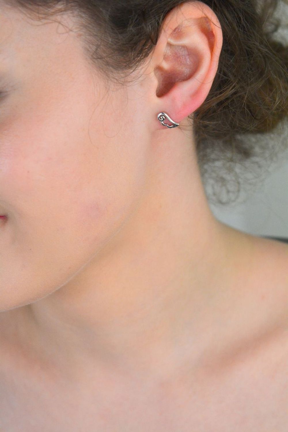 Kolczyki srebrne skrzydła próba 925, DIA-KLC-6916-925 Delikatne kolczyki w kształcie skrzydeł to subtelna biżuteria o wyjątkowym znaczeniu. Symbolizują wolność, ochronę i duchowe uniesienie1.jpg