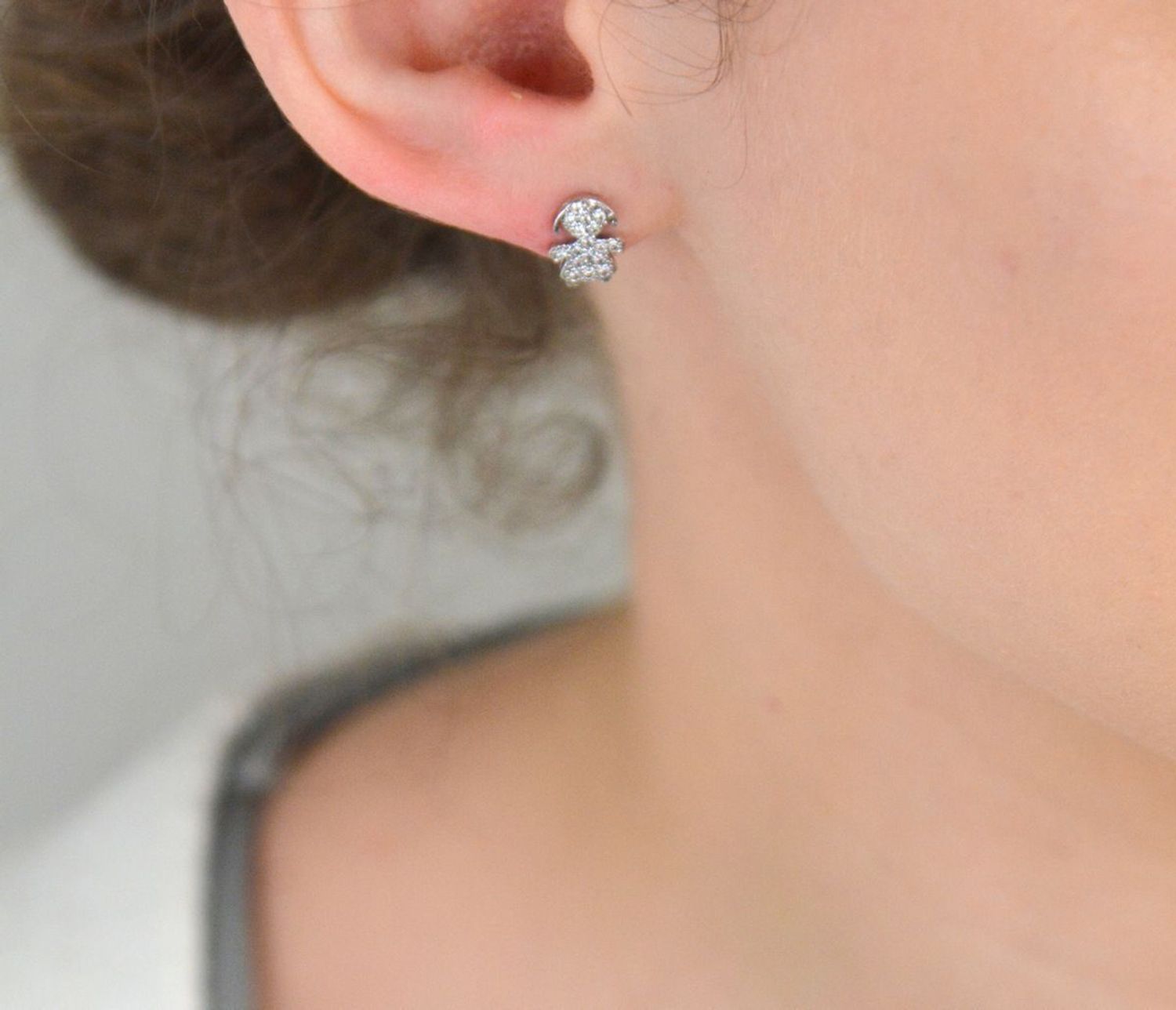 Kolczyki srebrne próba 925, dziewczynka w cyrkonie DIA-KLC-6922-925 Kolczyki srebrne próba 925 w kształcie dziewczynki z cyrkoniami (model DIA-KLC-6922-925) to urocza biżuteria, która łączy1.jpg