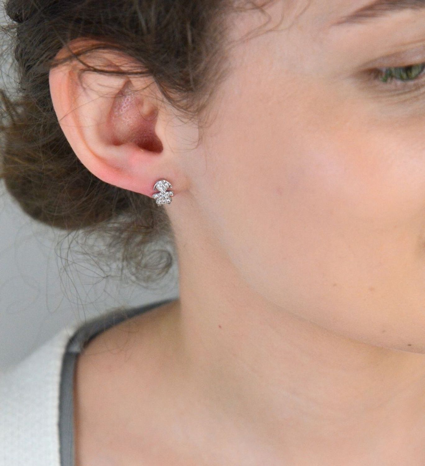 Kolczyki srebrne próba 925, dziewczynka w cyrkonie DIA-KLC-6922-925 Kolczyki srebrne próba 925 w kształcie dziewczynki z cyrkoniami (model DIA-KLC-6922-925) to urocza biżuteria, która łączy1.jpg