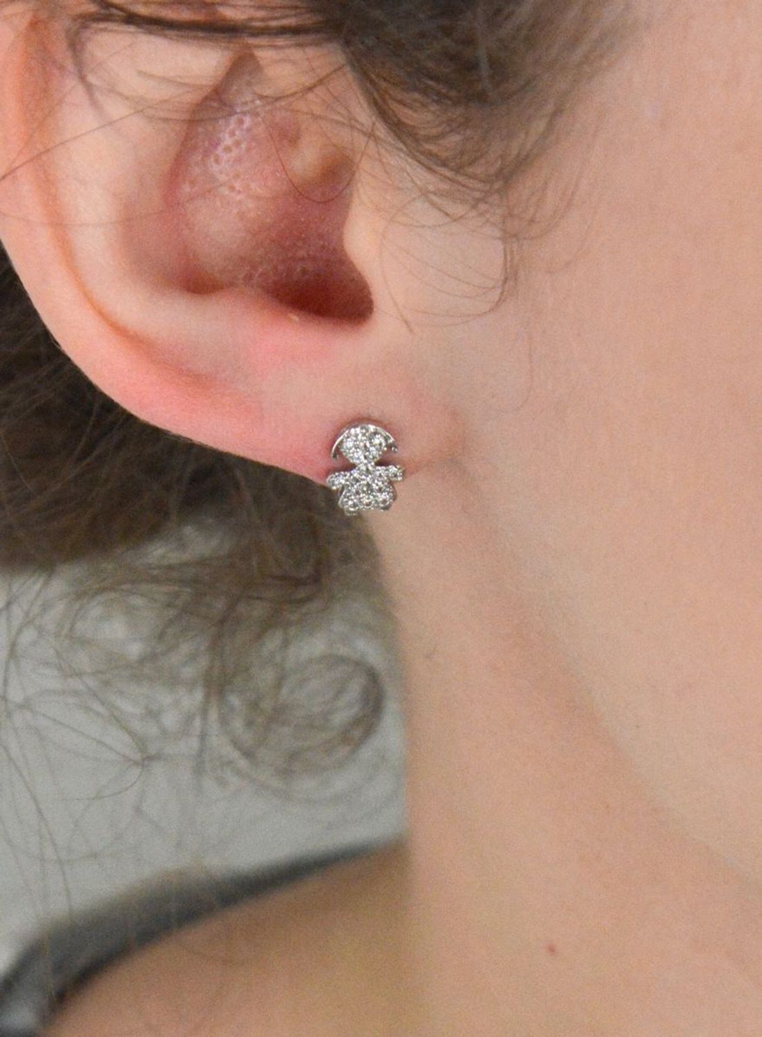 Kolczyki srebrne próba 925, dziewczynka w cyrkonie DIA-KLC-6922-925 Kolczyki srebrne próba 925 w kształcie dziewczynki z cyrkoniami (model DIA-KLC-6922-925) to urocza biżuteria, która łączy1.jpg