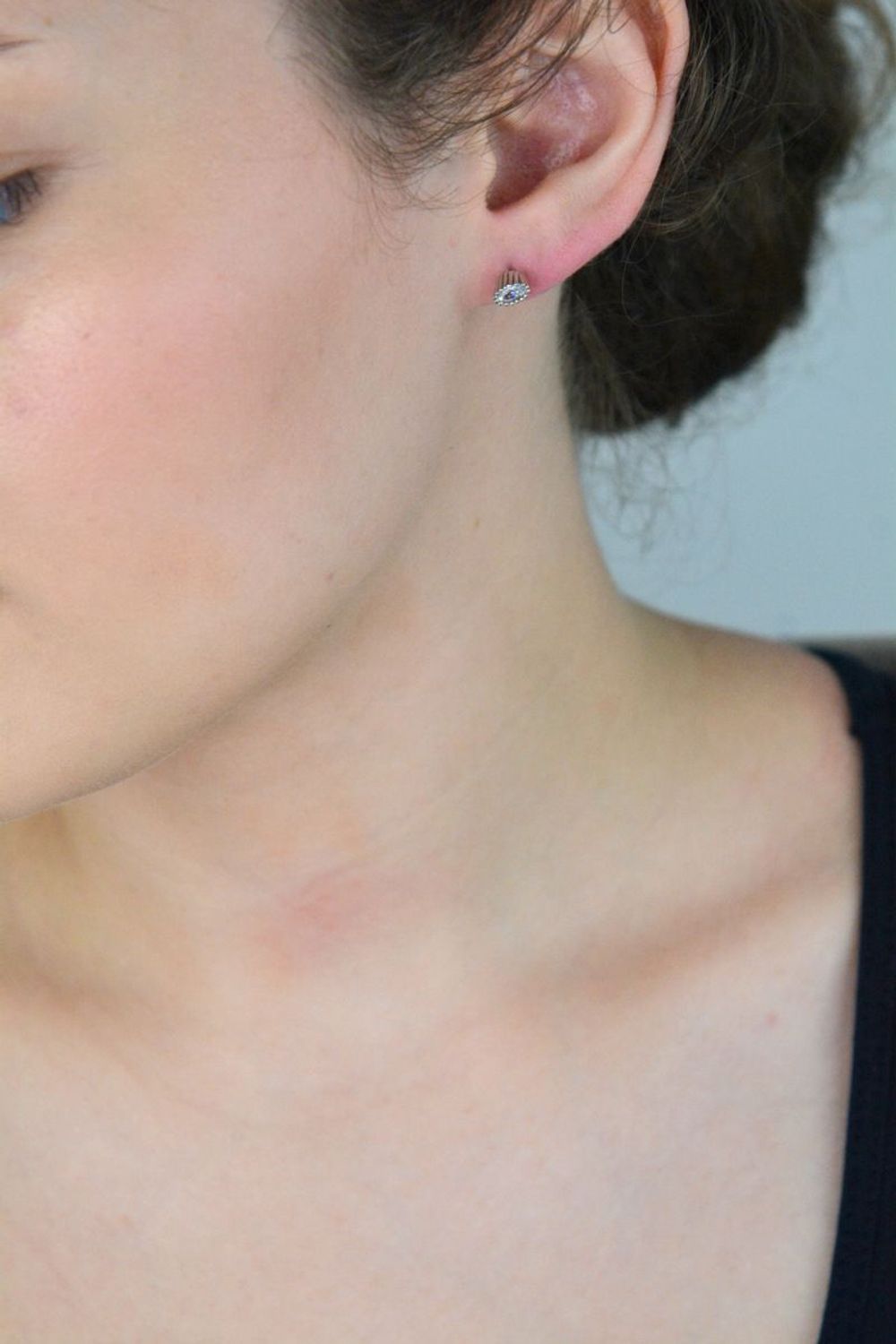 Kolczyki srebrne 925 DIA-KLC-6923-925, owalne z błyszczącymi cyrkoniami. Wymiary 6x4 mm, zapięcie na sztyft. Subtelna i ponadczasowa elegancja na co dzień.1.jpg