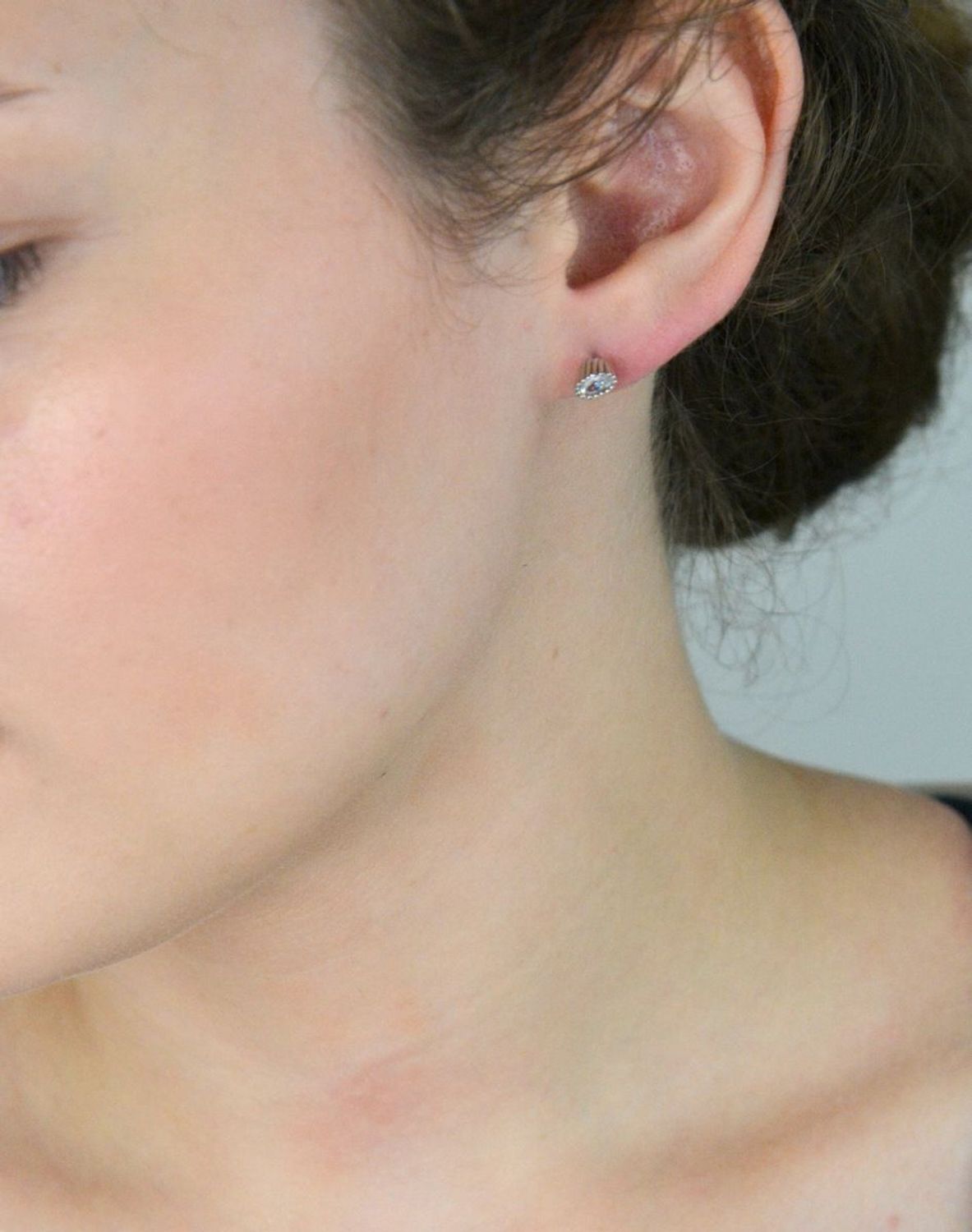 Kolczyki srebrne 925 DIA-KLC-6923-925, owalne z błyszczącymi cyrkoniami. Wymiary 6x4 mm, zapięcie na sztyft. Subtelna i ponadczasowa elegancja na co dzień.1.jpg