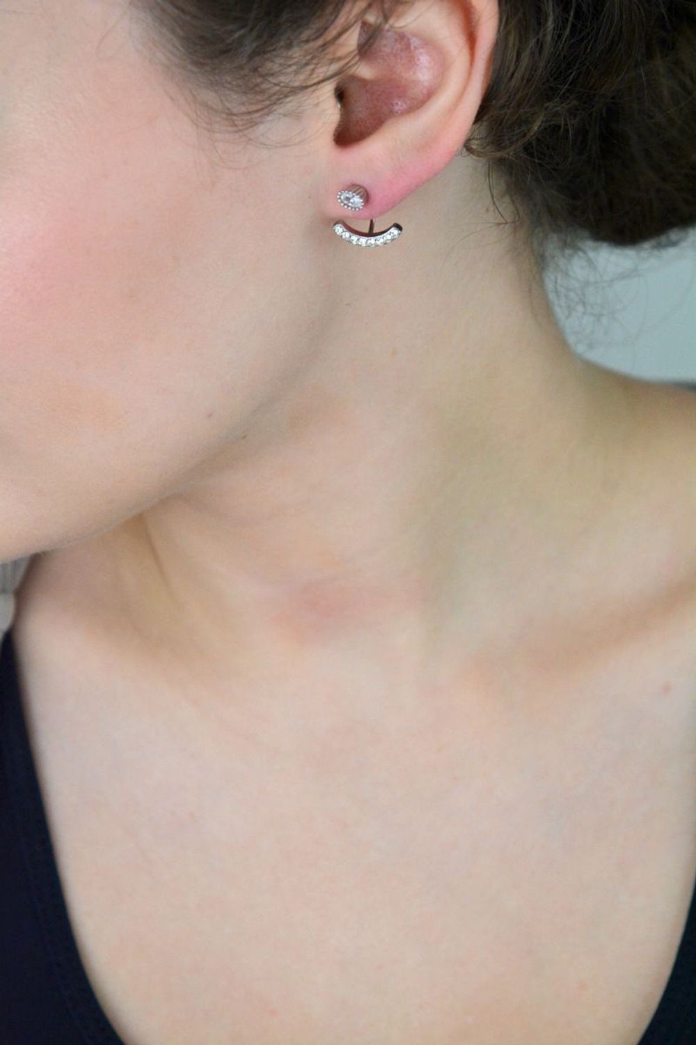 Kolczyki srebrne 925 DIA-KLC-6923-925, owalne z błyszczącymi cyrkoniami. Wymiary 6x4 mm, zapięcie na sztyft. Subtelna i ponadczasowa elegancja na co dzień.1.jpg