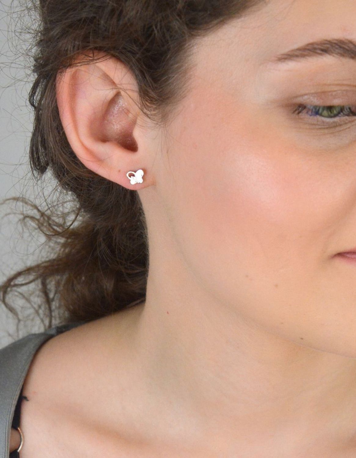 Kolczyki srebrne motylki na sztyft, próba 925 DIA-KLC-6686-925.  Dziecięca srebrna biżuteria będzie idealnym pomysłem na prezent. Kolczyki dla dziewczynki. Kolczyki srebrne wkrętki. 1.jpg