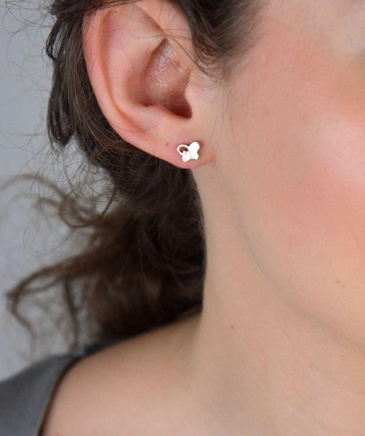 Kolczyki srebrne motylki na sztyft, próba 925 DIA-KLC-6686-925.  Dziecięca srebrna biżuteria będzie idealnym pomysłem na prezent. Kolczyki dla dziewczynki. Kolczyki srebrne wkrętki. 1.jpg