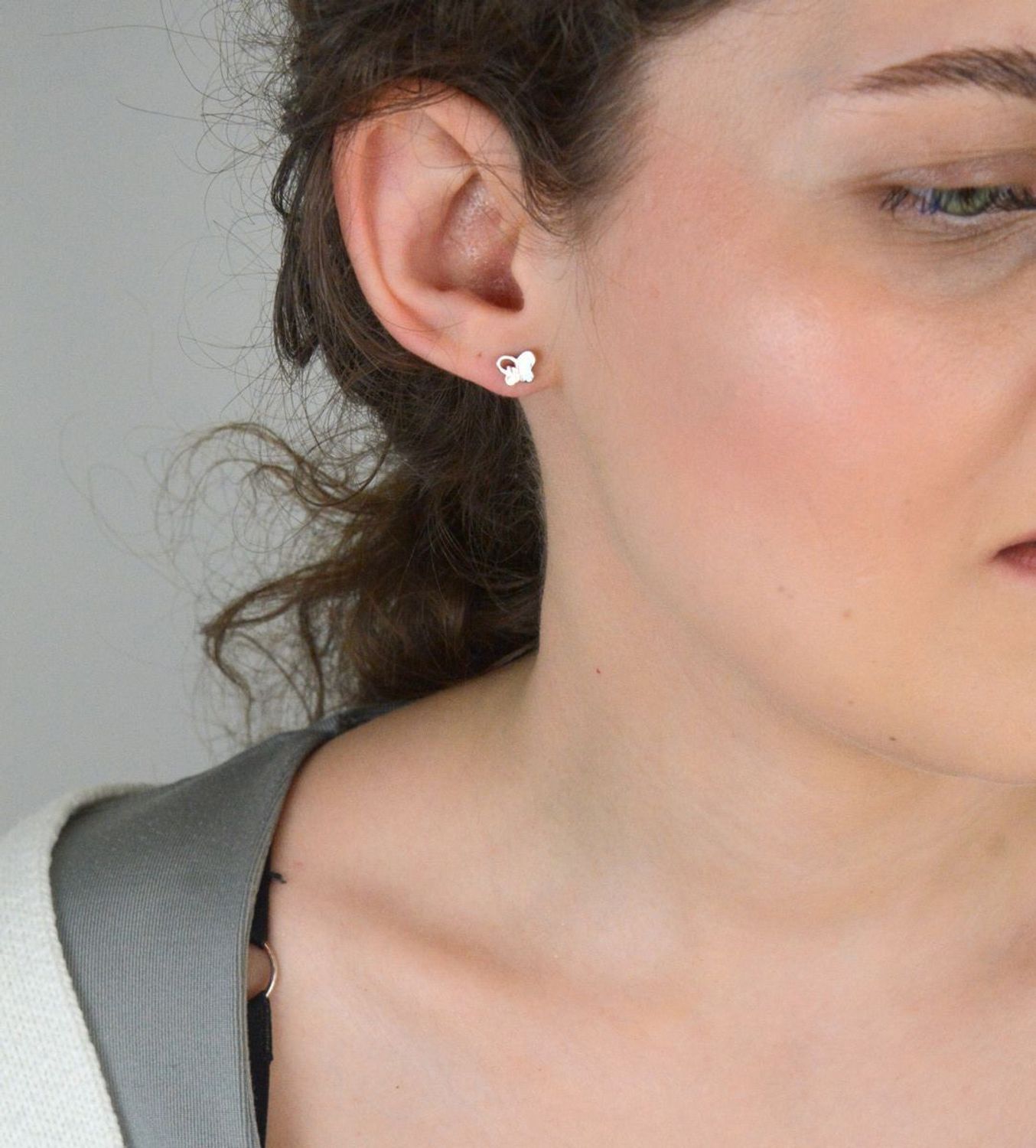 Kolczyki srebrne motylki na sztyft, próba 925 DIA-KLC-6686-925.  Dziecięca srebrna biżuteria będzie idealnym pomysłem na prezent. Kolczyki dla dziewczynki. Kolczyki srebrne wkrętki. 1.jpg