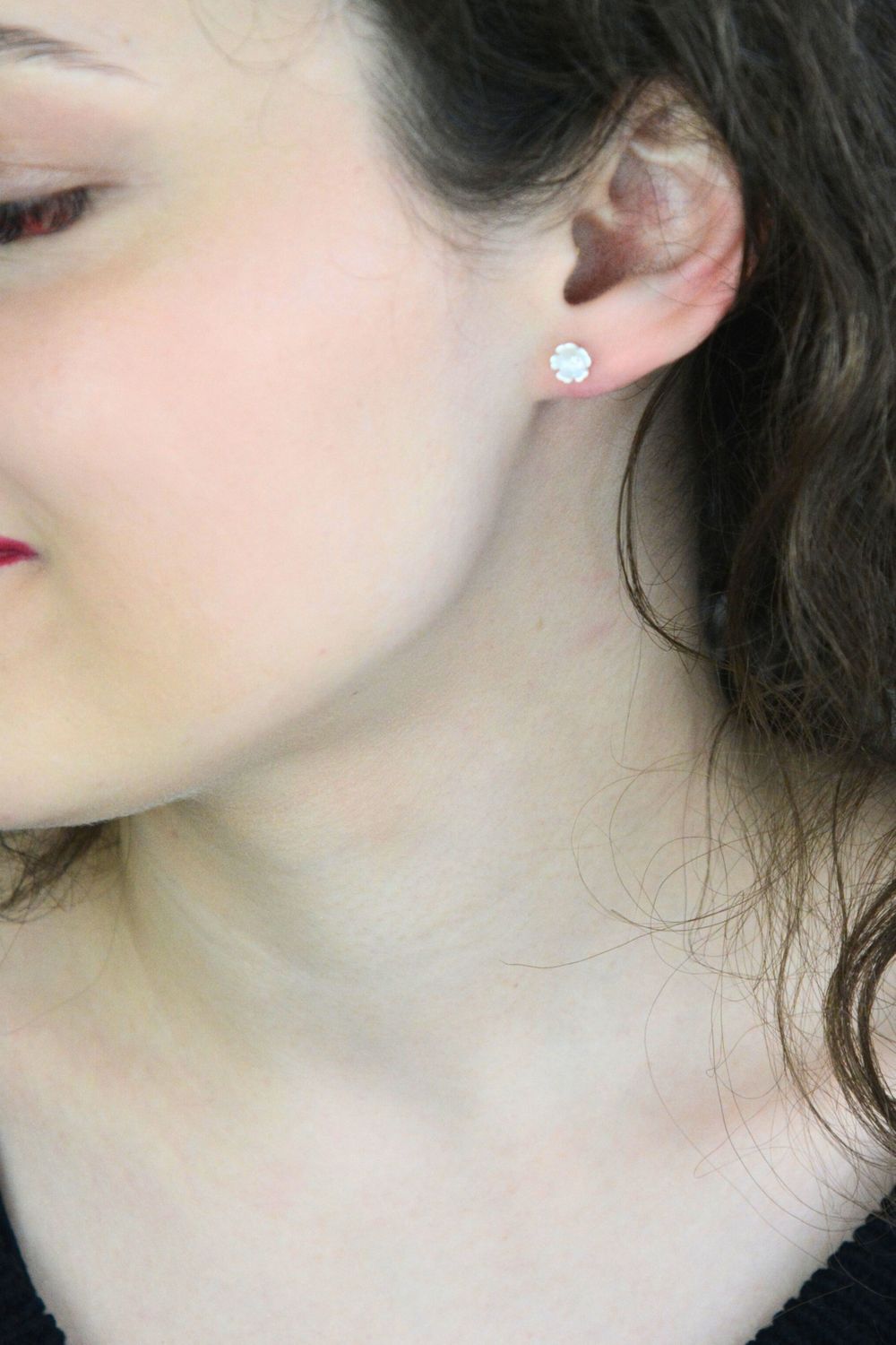 Urocze srebrne kolczyki kwiatki DIA-KLC-6925-925 z masy jubilerskiej, ozdobione cyrkonią. Srebro próby 925, zapięcie na sztyft, wielkość 6 mm, waga 0,52 g. Subtelny, kobiecy dodatek na każdą 1.jpg