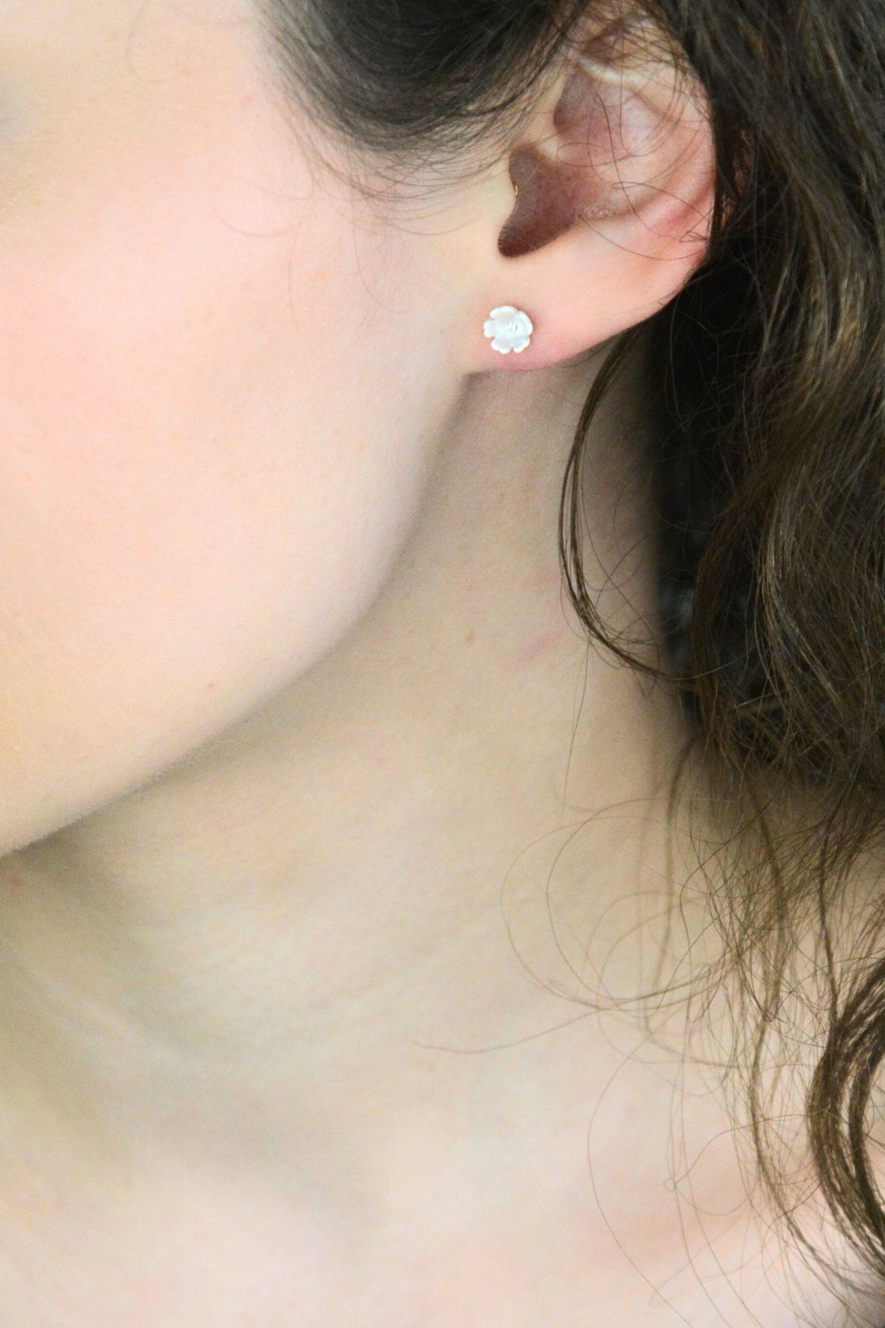 Urocze srebrne kolczyki kwiatki DIA-KLC-6925-925 z masy jubilerskiej, ozdobione cyrkonią. Srebro próby 925, zapięcie na sztyft, wielkość 6 mm, waga 0,52 g. Subtelny, kobiecy dodatek na każdą 1.jpg