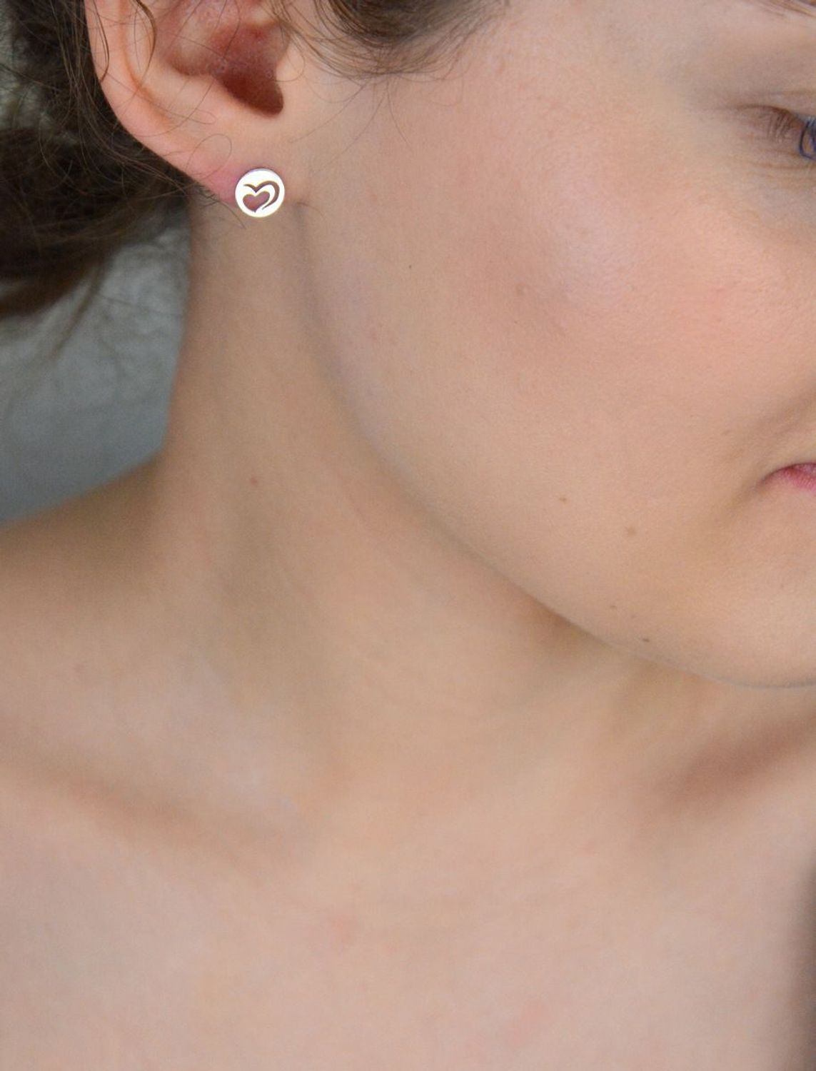 Kolczyki srebrne blaszki okrągłe z sercem próba 925, DIA-KLC-6927-925 Małe, ale pełne uroku! Kolczyki srebrne DIA-KLC-6927-925 to subtelna i romantyczna propozycja dla kobiet, które kochają 1.jpg