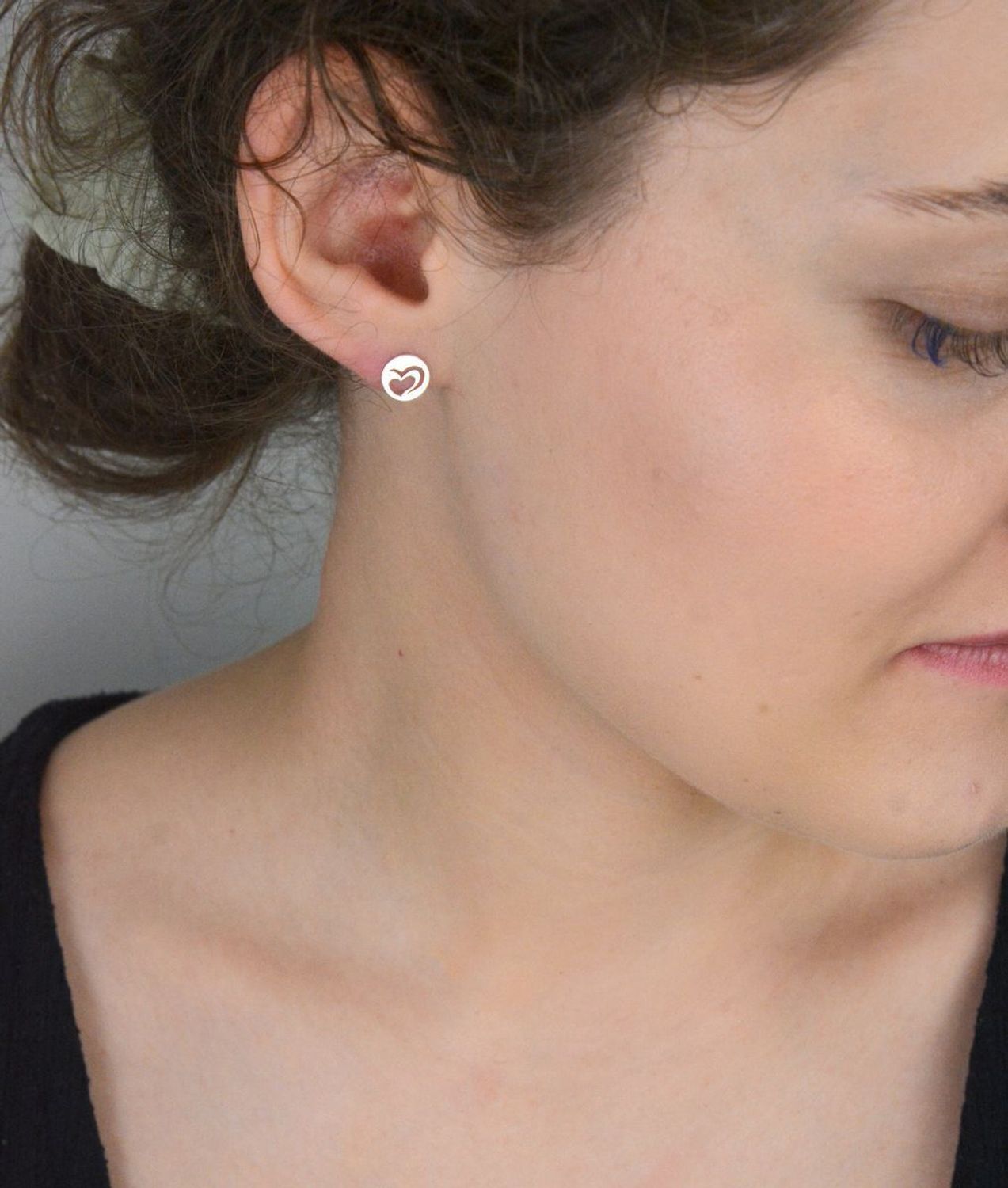 Kolczyki srebrne blaszki okrągłe z sercem próba 925, DIA-KLC-6927-925 Małe, ale pełne uroku! Kolczyki srebrne DIA-KLC-6927-925 to subtelna i romantyczna propozycja dla kobiet, które kochają 1.jpg