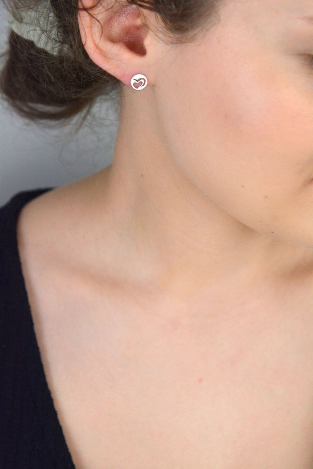 Kolczyki srebrne blaszki okrągłe z sercem próba 925, DIA-KLC-6927-925 Małe, ale pełne uroku! Kolczyki srebrne DIA-KLC-6927-925 to subtelna i romantyczna propozycja dla kobiet, które kochają 1.jpg