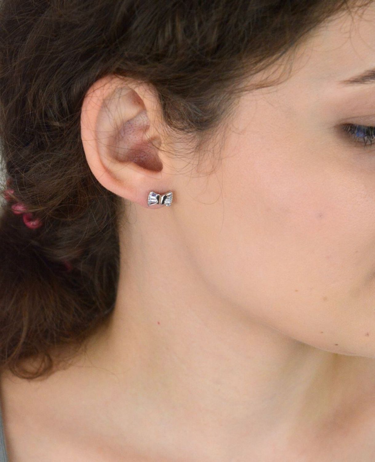 Kolczyki damskie srebrne próby 925 – DIA-KLC-6934-925. Motylki ozdobione cyrkonią, zapięcie na sztyft, wymiary 1,0 cm x 6 mm, waga 1,80 g. Delikatne i eleganckie – idealne na prezent.1.jpg