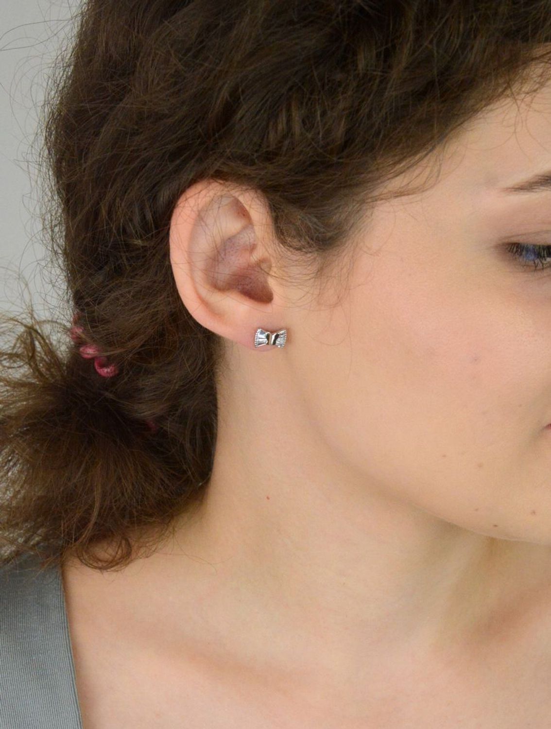 Kolczyki damskie srebrne próby 925 – DIA-KLC-6934-925. Motylki ozdobione cyrkonią, zapięcie na sztyft, wymiary 1,0 cm x 6 mm, waga 1,80 g. Delikatne i eleganckie – idealne na prezent.1.jpg