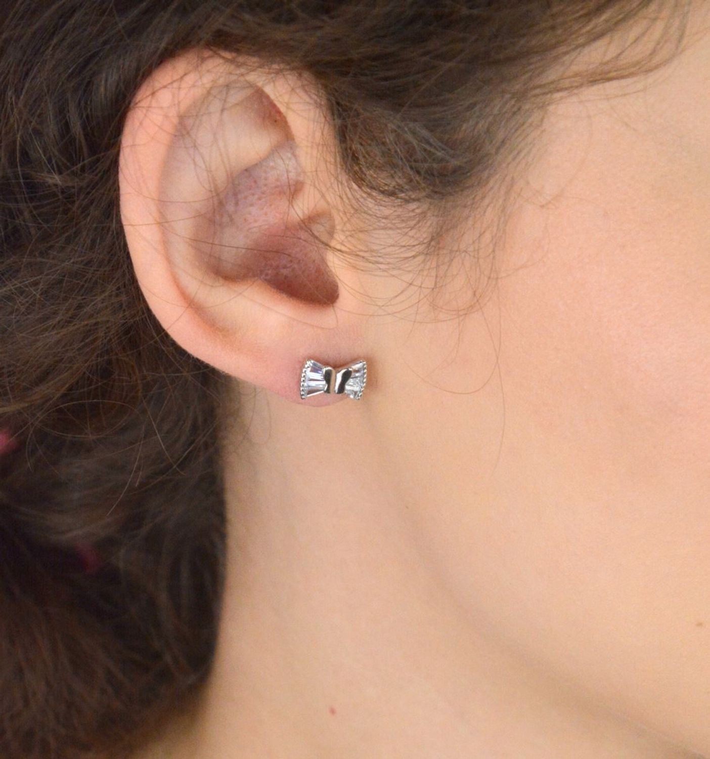 Kolczyki damskie srebrne próby 925 – DIA-KLC-6934-925. Motylki ozdobione cyrkonią, zapięcie na sztyft, wymiary 1,0 cm x 6 mm, waga 1,80 g. Delikatne i eleganckie – idealne na prezent.1.jpg