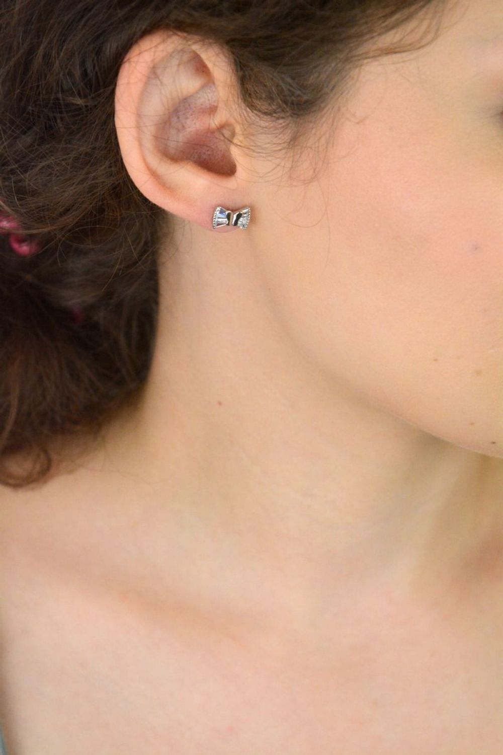 Kolczyki damskie srebrne próby 925 – DIA-KLC-6934-925. Motylki ozdobione cyrkonią, zapięcie na sztyft, wymiary 1,0 cm x 6 mm, waga 1,80 g. Delikatne i eleganckie – idealne na prezent.1.jpg