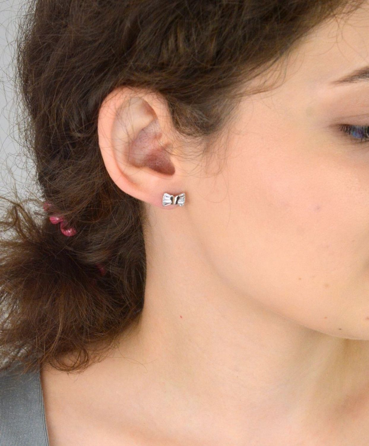 Kolczyki damskie srebrne próby 925 – DIA-KLC-6934-925. Motylki ozdobione cyrkonią, zapięcie na sztyft, wymiary 1,0 cm x 6 mm, waga 1,80 g. Delikatne i eleganckie – idealne na prezent.1.jpg