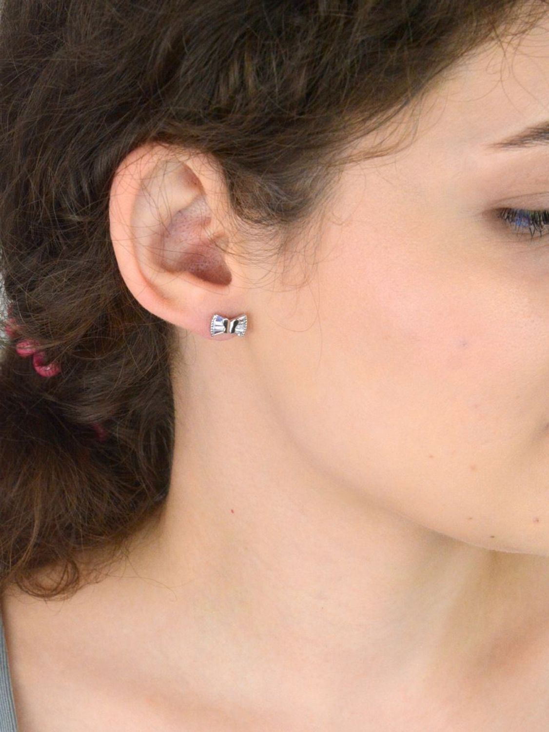 Kolczyki damskie srebrne próby 925 – DIA-KLC-6934-925. Motylki ozdobione cyrkonią, zapięcie na sztyft, wymiary 1,0 cm x 6 mm, waga 1,80 g. Delikatne i eleganckie – idealne na prezent.1.jpg