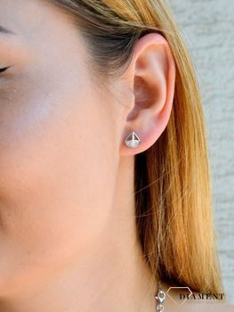 Srebrne kolczyki wzór łódeczka z cyrkoniami DIA-KLC-6935-925. Srebrne kolczyki o bardzo prostym modelu, a jednocześnie niezwykle efektowne. Kolczyki świetnie sprawdzą się jako codzienny dodatek do luźnych stylizacji (2).JPG