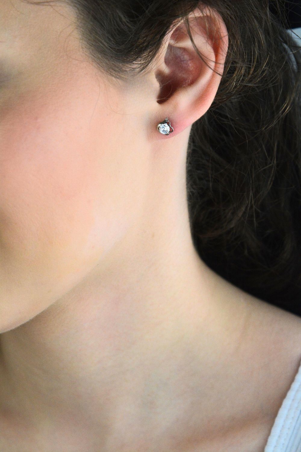 Ponadczasowe srebrne kolczyki na wkrętkę z centralnie osadzoną cyrkonią, wykonane ze srebra próby 925. Elegancki, uniwersalny dodatek do codziennych i specjalnych stylizacji.1.jpg