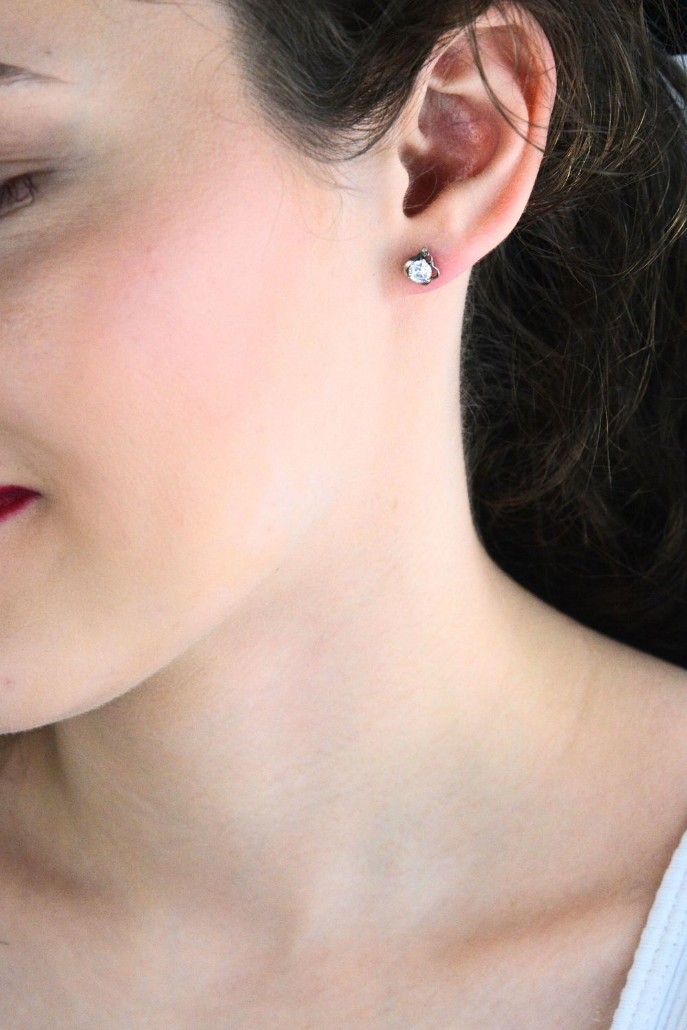 Ponadczasowe srebrne kolczyki na wkrętkę z centralnie osadzoną cyrkonią, wykonane ze srebra próby 925. Elegancki, uniwersalny dodatek do codziennych i specjalnych stylizacji.1.jpg