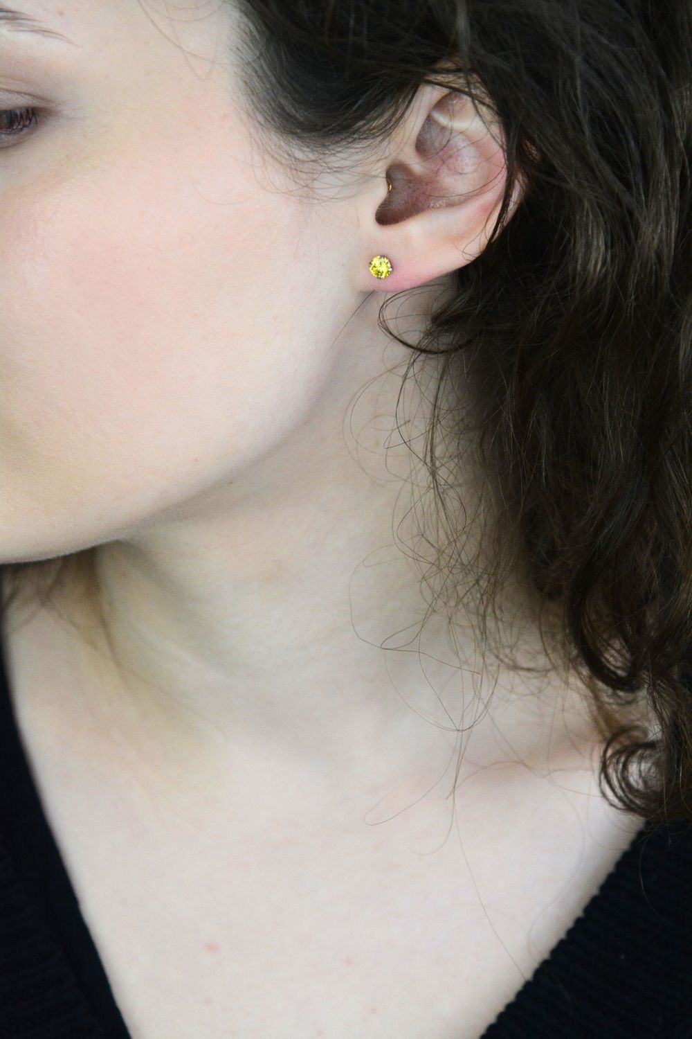 Eleganckie srebrne kolczyki z żółtą cyrkonią, wykonane ze srebra próby 925. Subtelny, promienny dodatek do codziennych stylizacji i modnych setów biżuterii.1.jpg