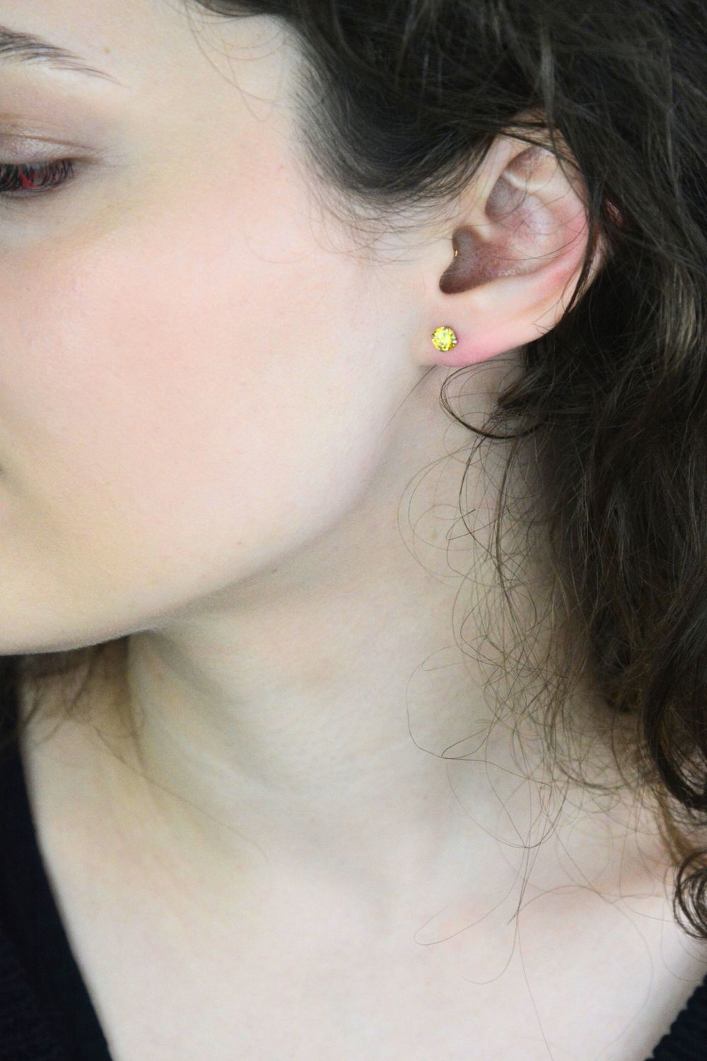 Eleganckie srebrne kolczyki z żółtą cyrkonią, wykonane ze srebra próby 925. Subtelny, promienny dodatek do codziennych stylizacji i modnych setów biżuterii.1.jpg