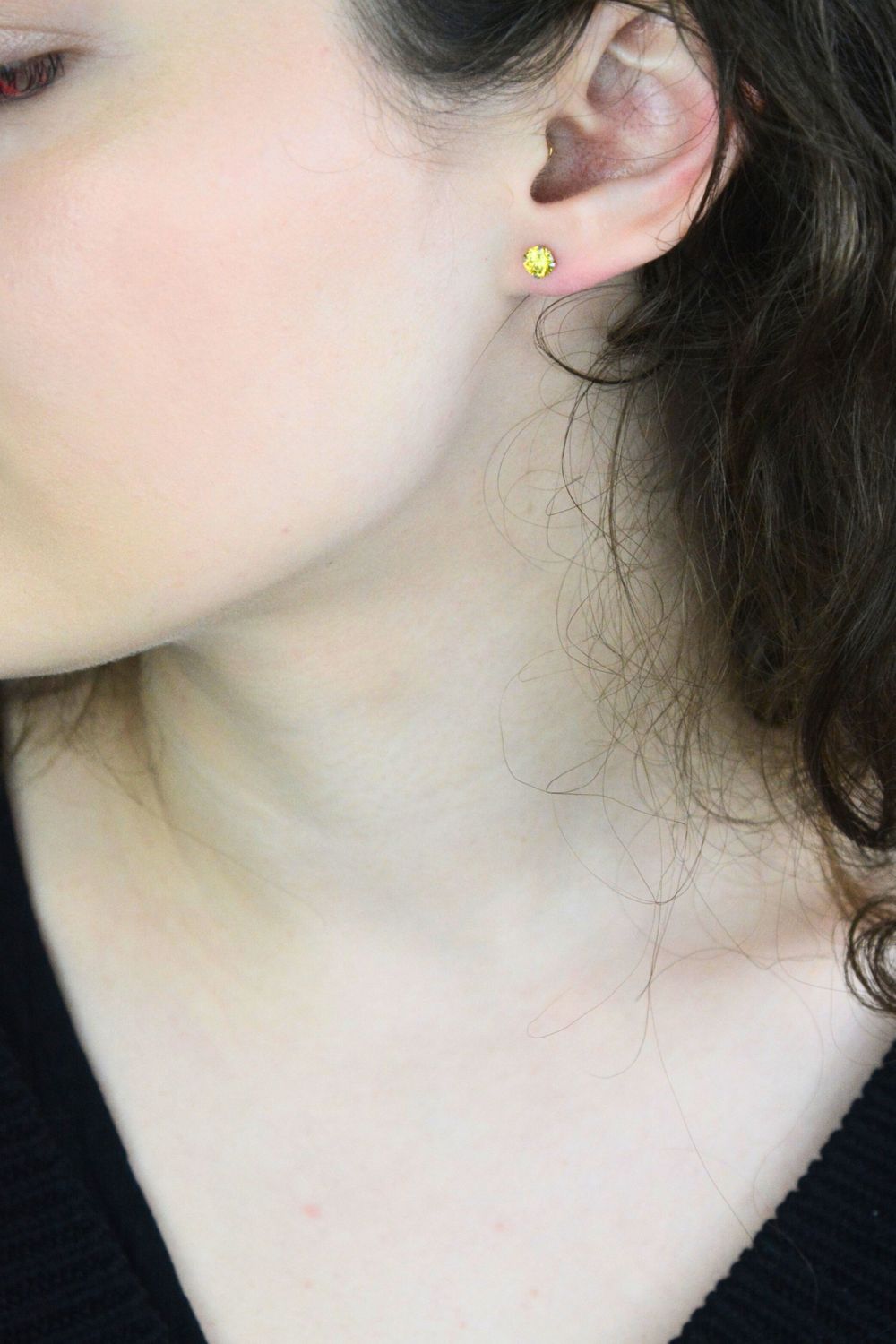 Eleganckie srebrne kolczyki z żółtą cyrkonią, wykonane ze srebra próby 925. Subtelny, promienny dodatek do codziennych stylizacji i modnych setów biżuterii.1.jpg