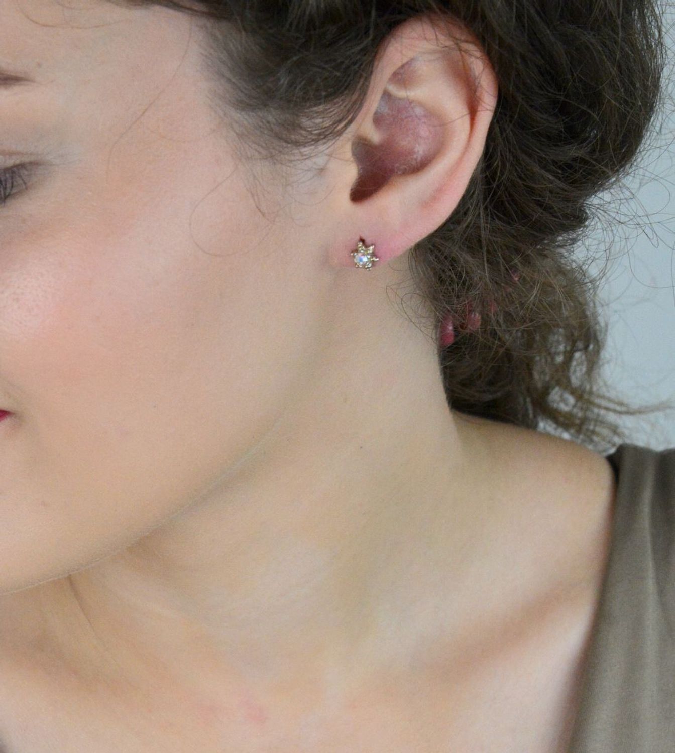 Srebrne kolczyki kwiatki z cyrkonią DIA-KLC-6939-925 – delikatne sztyfty, srebro 925.jpg