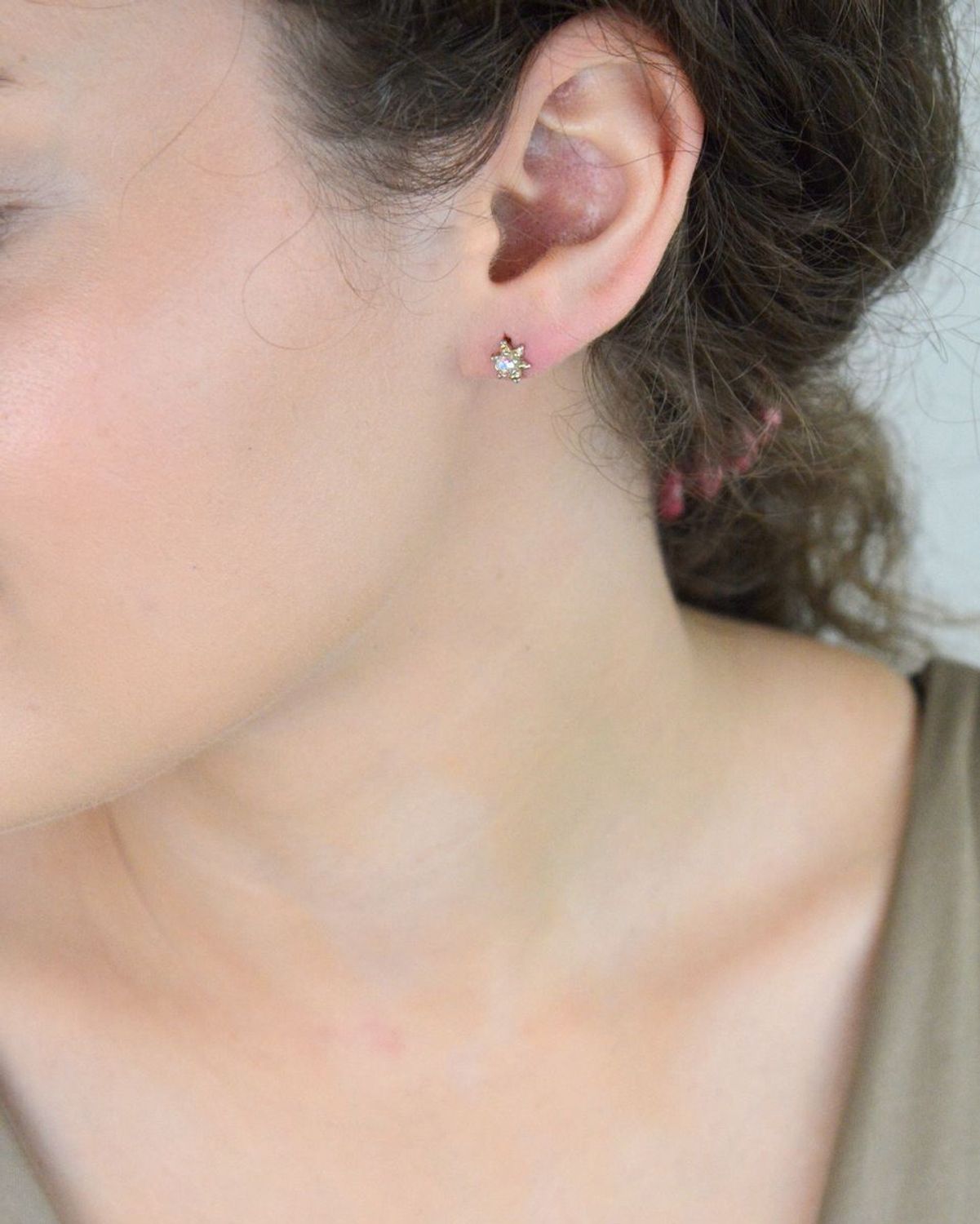 Srebrne kolczyki kwiatki z cyrkonią DIA-KLC-6939-925 – delikatne sztyfty, srebro 925.jpg