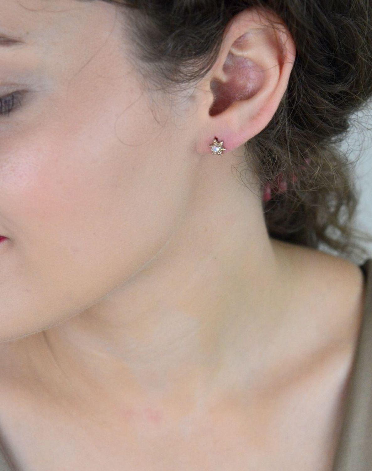 Srebrne kolczyki kwiatki z cyrkonią DIA-KLC-6939-925 – delikatne sztyfty, srebro 925.jpg