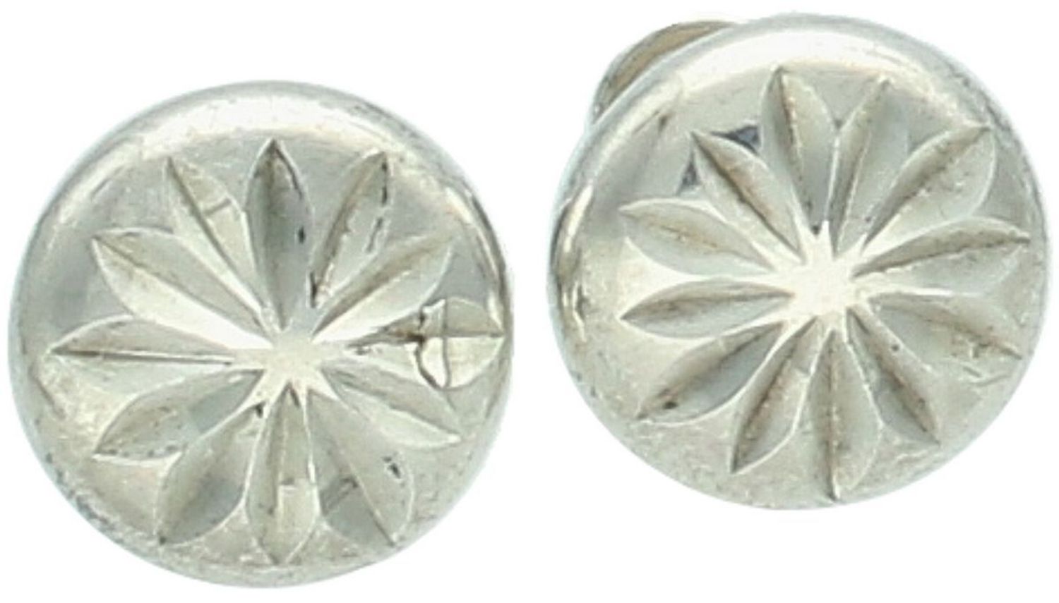 Romantyczne srebrne kolczyki z motywem kwiatu wykonane ze srebra próby 925. Subtelny i elegancki dodatek inspirowany naturą – idealny na prezent lub do codziennych stylizacji.1.jpg