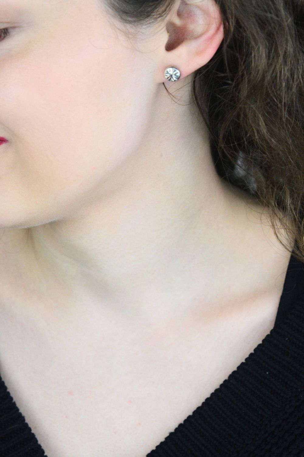 Romantyczne srebrne kolczyki z motywem kwiatu wykonane ze srebra próby 925. Subtelny i elegancki dodatek inspirowany naturą – idealny na prezent lub do codziennych stylizacji.1.jpg