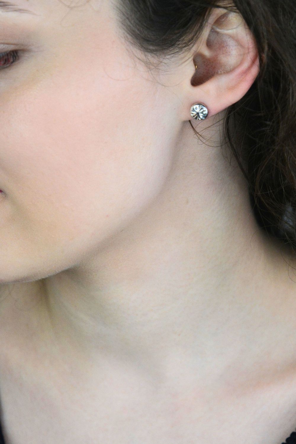 Romantyczne srebrne kolczyki z motywem kwiatu wykonane ze srebra próby 925. Subtelny i elegancki dodatek inspirowany naturą – idealny na prezent lub do codziennych stylizacji.1.jpg