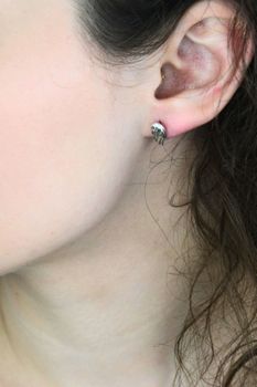 Srebrne kolczyki skrzydła z grawerem – srebro 925, zapięcie sztyft, długość 1,2 cm, 1,60 g (1).jpg