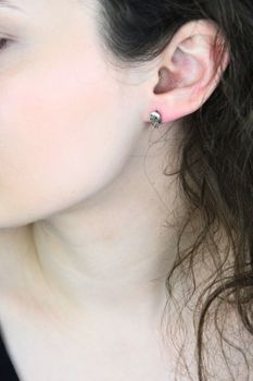 Srebrne kolczyki skrzydła z grawerem – srebro 925, zapięcie sztyft, długość 1,2 cm, 1,60 g (2).jpg