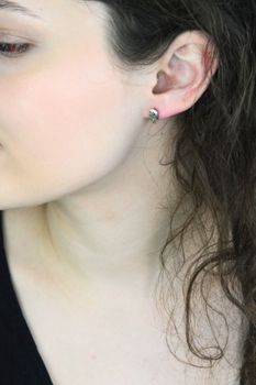 Srebrne kolczyki skrzydła z grawerem – srebro 925, zapięcie sztyft, długość 1,2 cm, 1,60 g (3).jpg