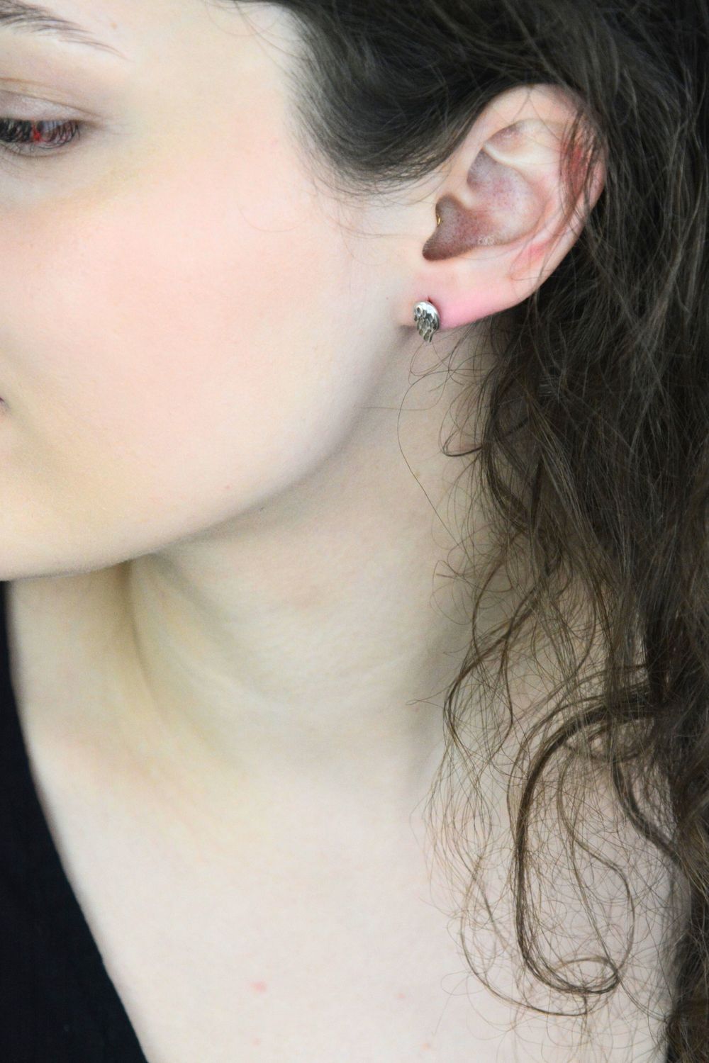 Kolczyki srebrne w kształcie skrzydeł z grawerem. Srebro próby 925, długość 1,2 cm, waga 1,60 g. Zapięcie na sztyft. Idealne do codziennych stylizacji i jako prezent.1.jpg