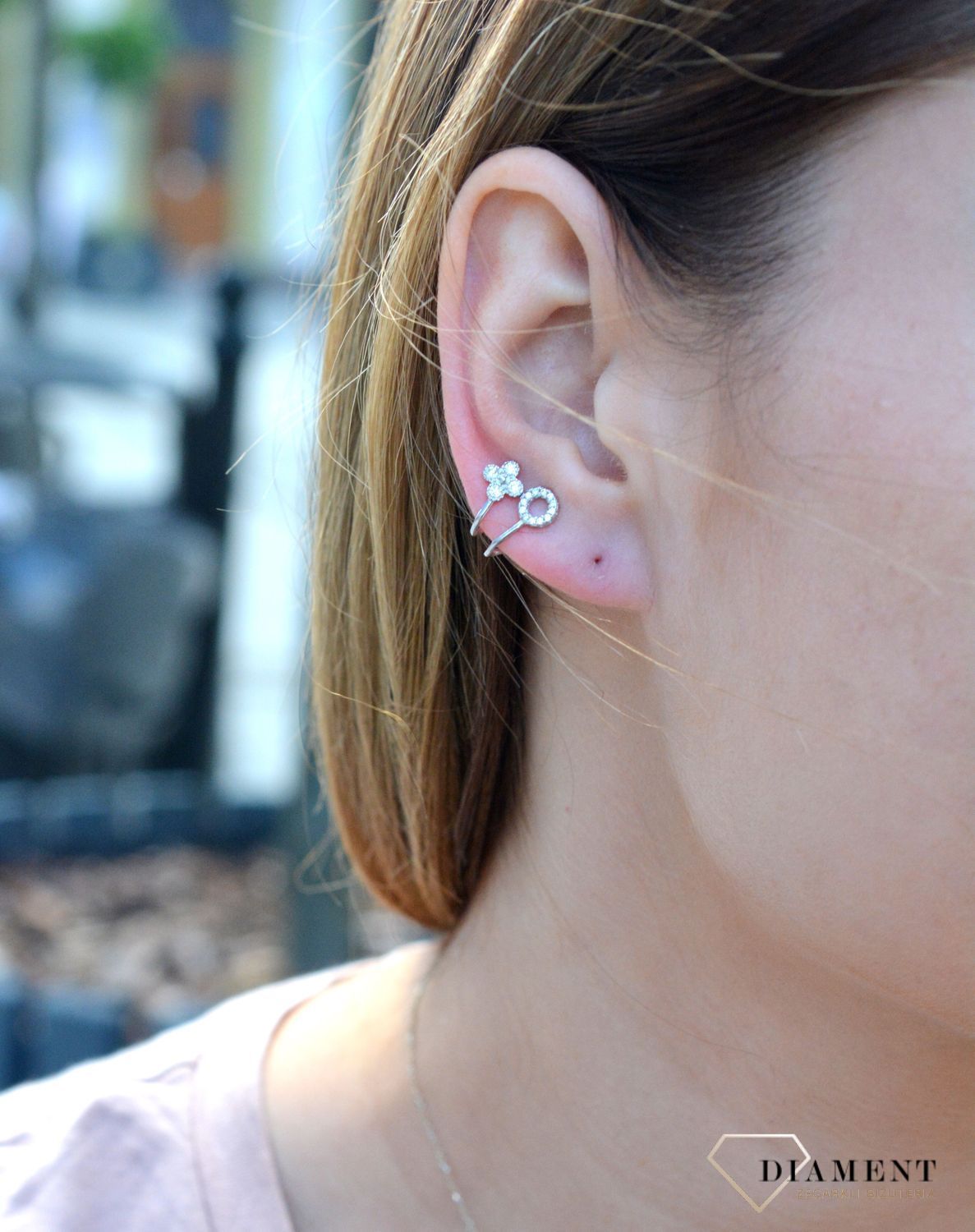 Srebrne kolczyki nausznice z cyrkoniami DIA-KLC-6943-925.Srebrne kolczyki nausznice wykonane zostały z wysokiej jakości srebra próby 925. Kolczyki posiadają wygodny uchwyt na płatek ucha, by nie spadały.jpg