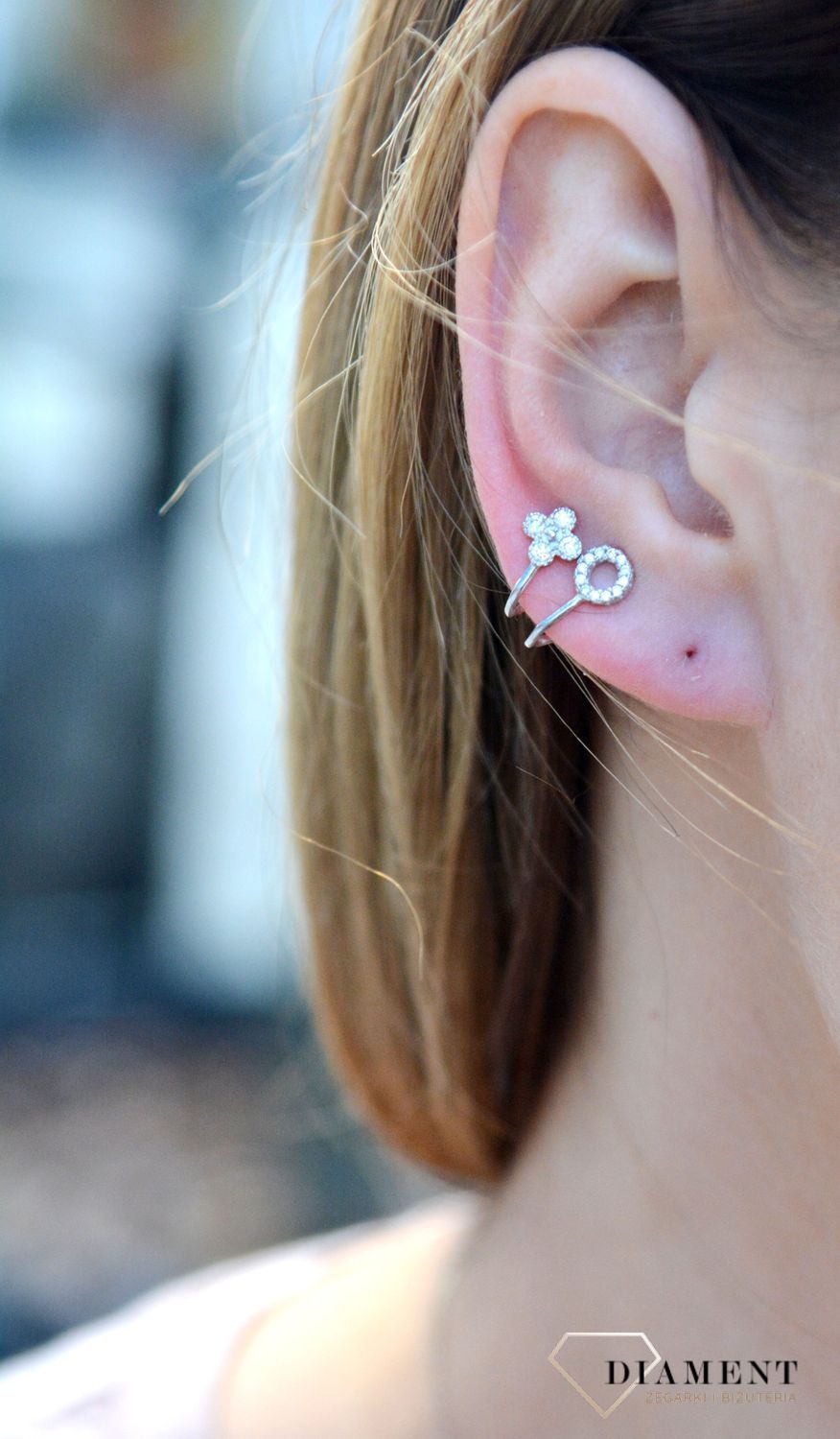 Srebrne kolczyki nausznice z cyrkoniami DIA-KLC-6943-925.Srebrne kolczyki nausznice wykonane zostały z wysokiej jakości srebra próby 925. Kolczyki posiadają wygodny uchwyt na płatek ucha, by nie spadały.jpg