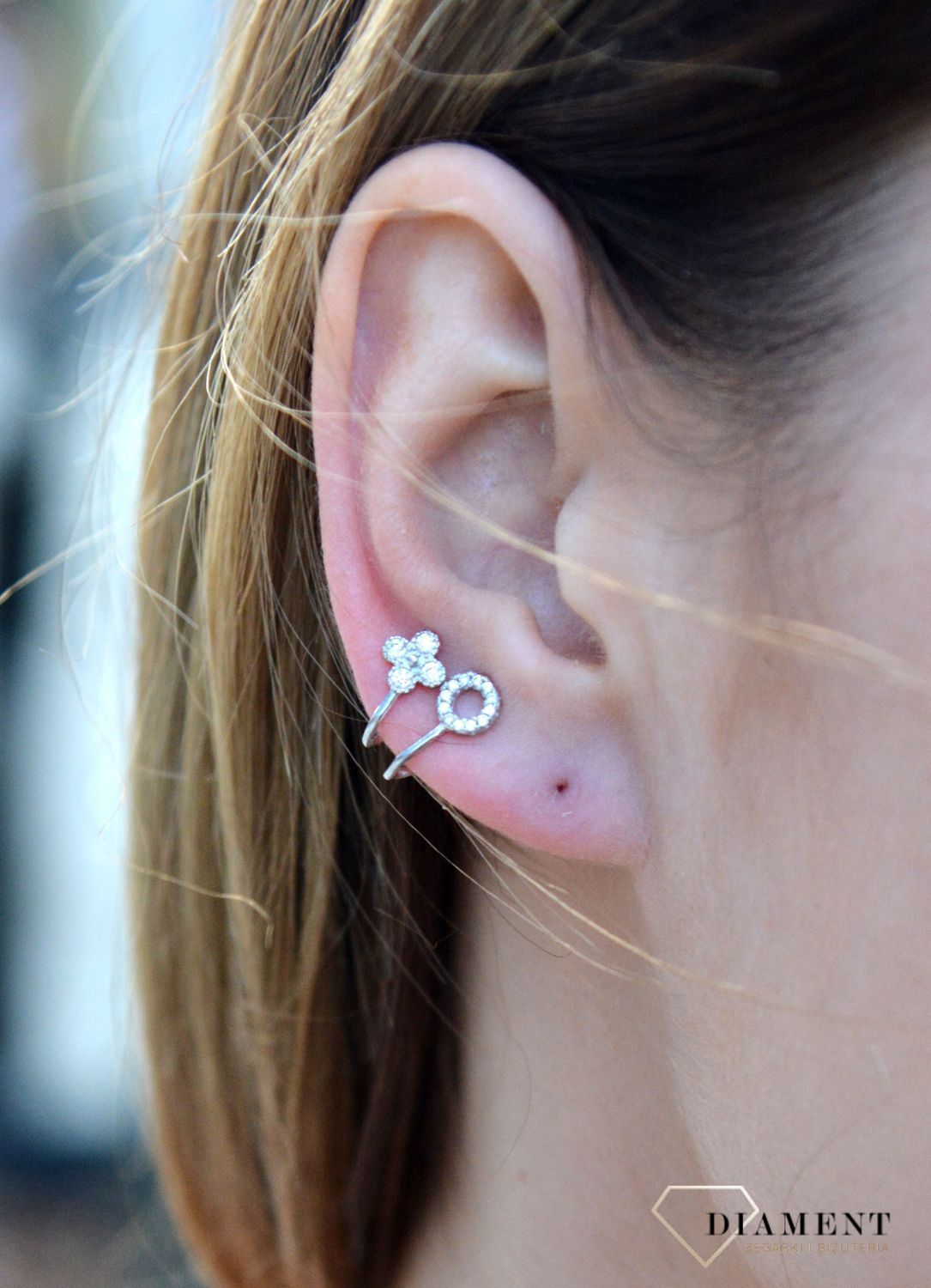 Srebrne kolczyki nausznice z cyrkoniami DIA-KLC-6943-925.Srebrne kolczyki nausznice wykonane zostały z wysokiej jakości srebra próby 925. Kolczyki posiadają wygodny uchwyt na płatek ucha, by nie spadały.jpg