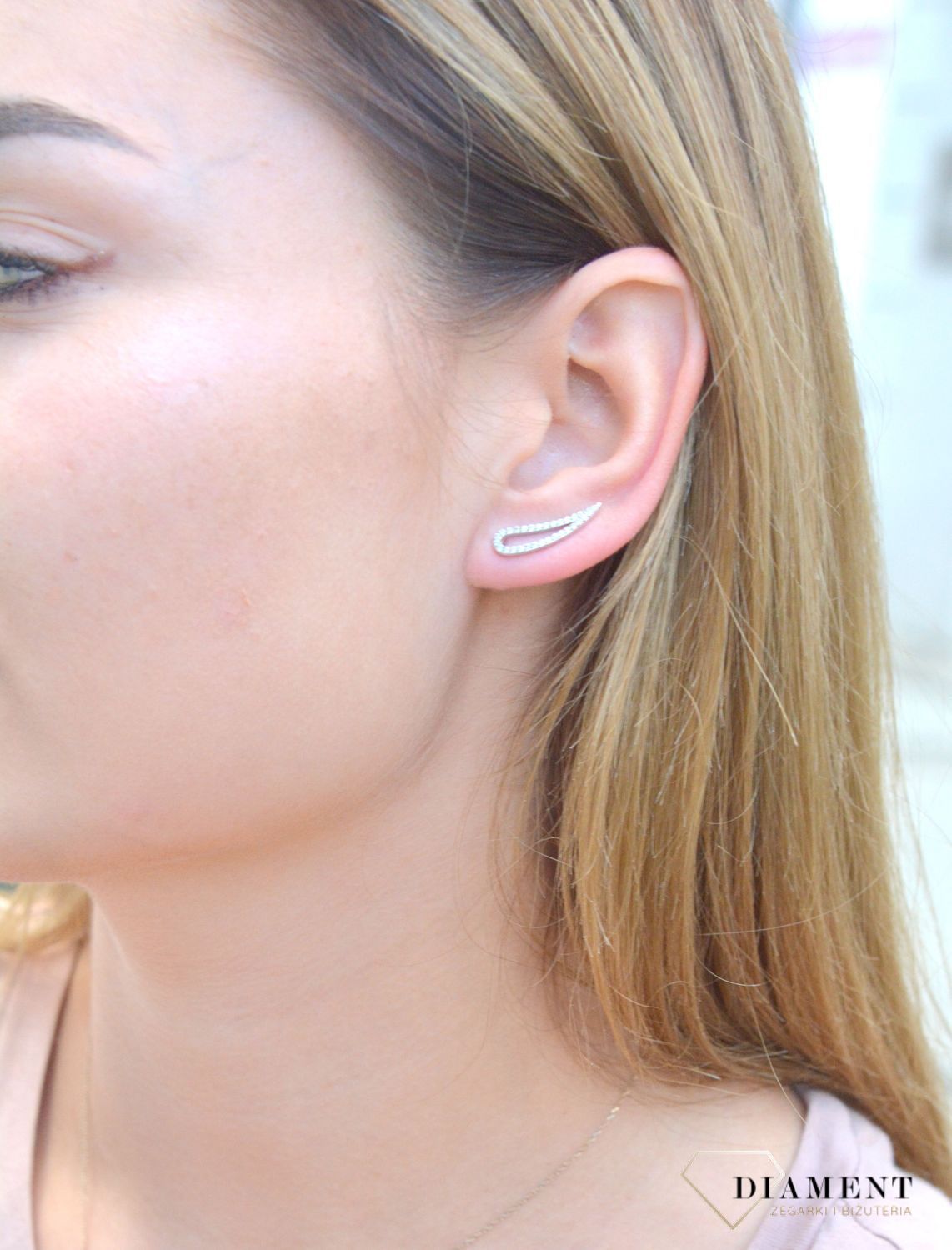 Kolczyki srebrne wsuwki z cyrkoniami DIA-KLC-6944-925. Kolczyki srebrne wsuwki z cyrkoniami. Wykonane z najwyższej jakości srebrna próby 925 wyglądają bardzo elegancko. Kolczyki w wyjątkowym stylu, wpisujące się w obecne tren.jpg